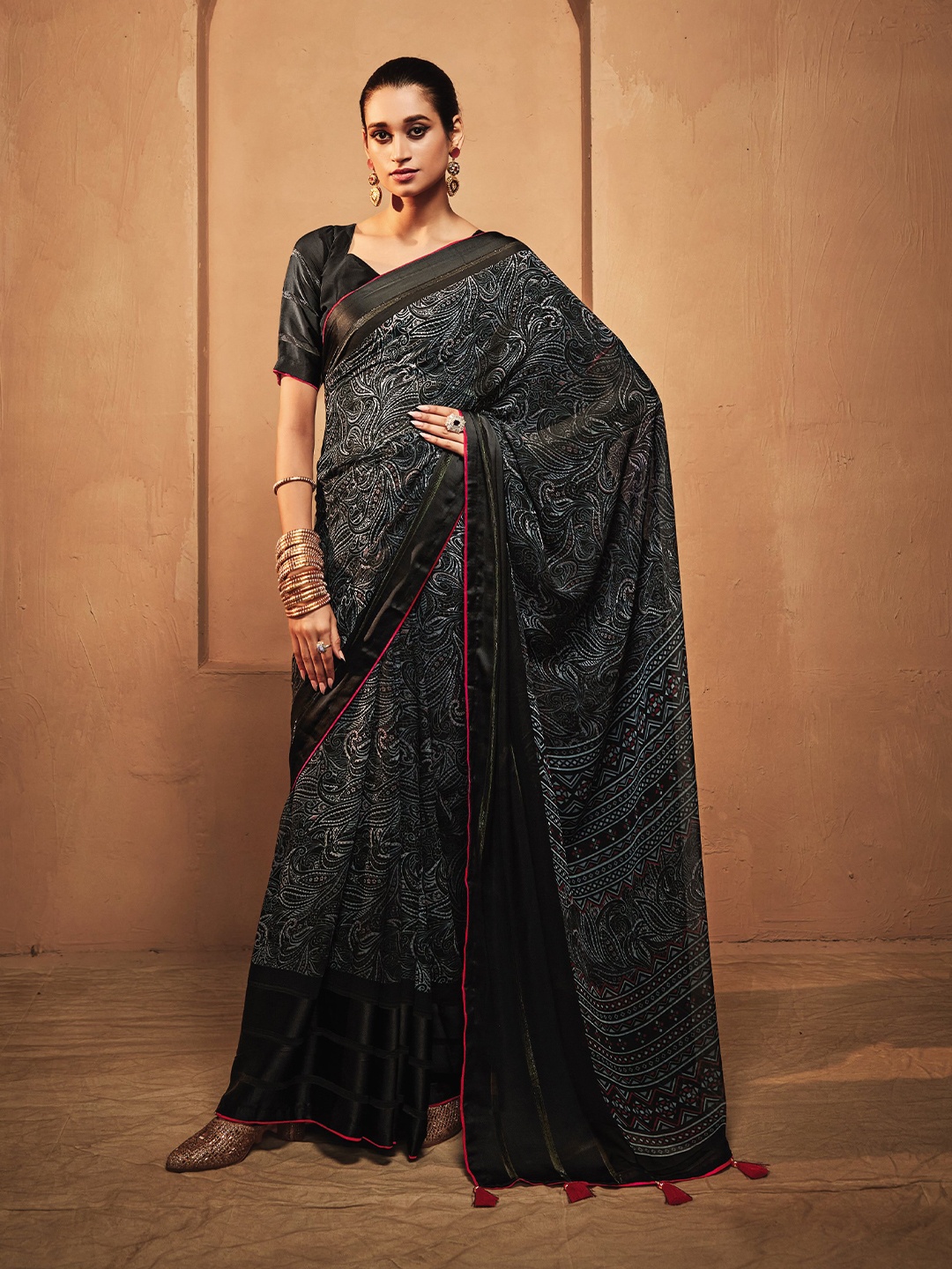 

DIVASTRI Ethnic Motif Printed Pure Georgette Saree, Black