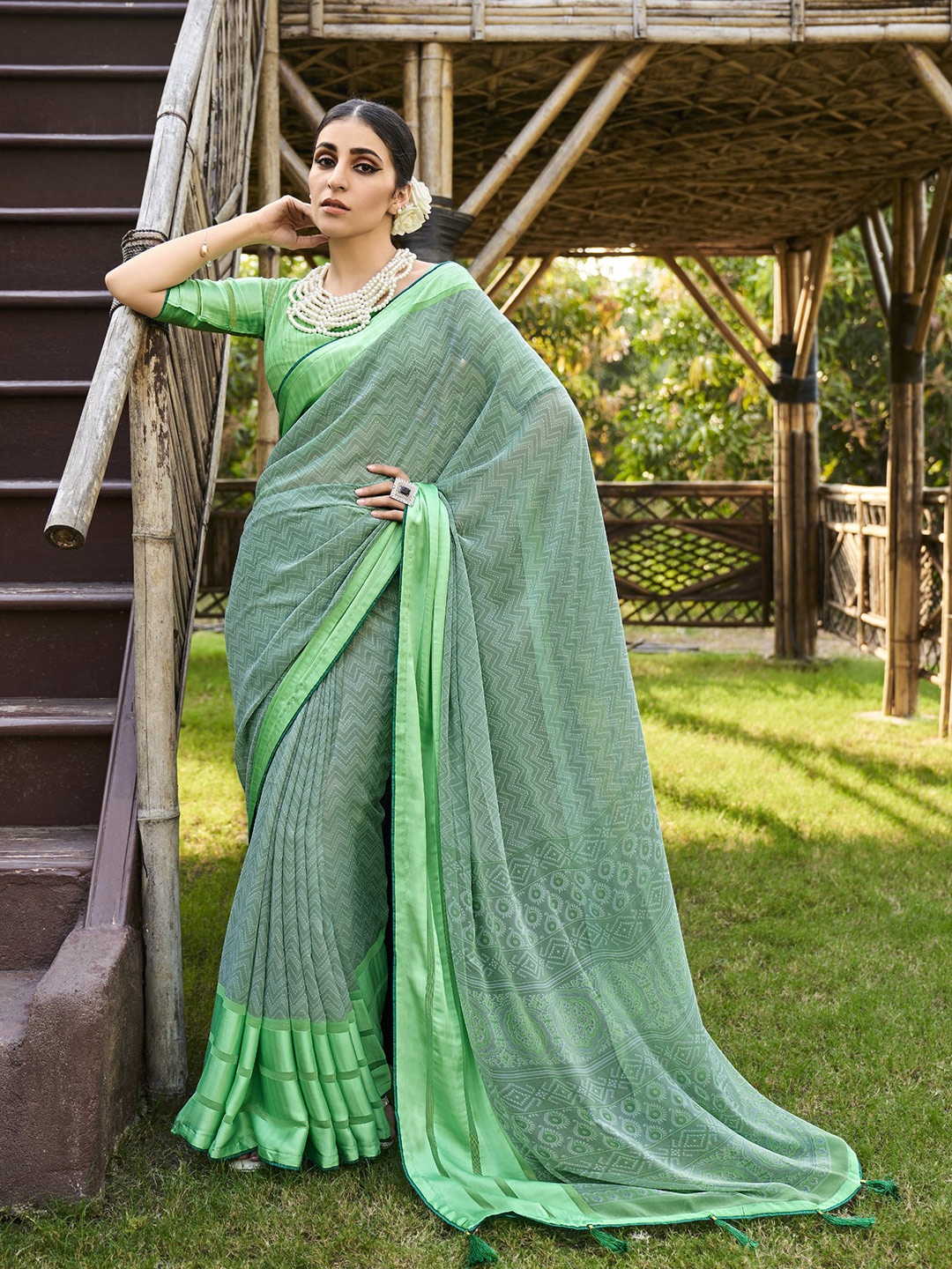 

DIVASTRI Striped Pure Georgette Saree, Green