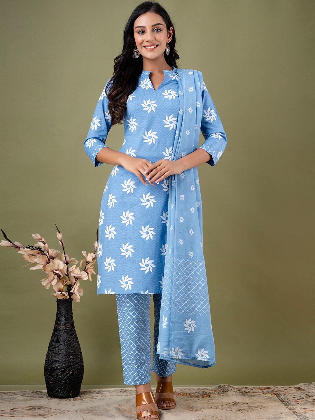 

FERANOID Floral Printed Regular Kurta With Trousers & With Dupatta, Blue