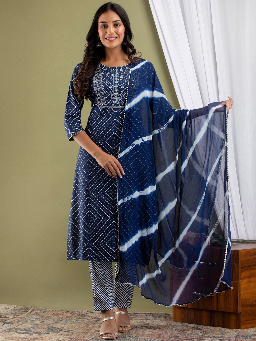 

FERANOID Geometric Printed Regular Thread Work Kurta With Trousers & Dupatta, Navy blue