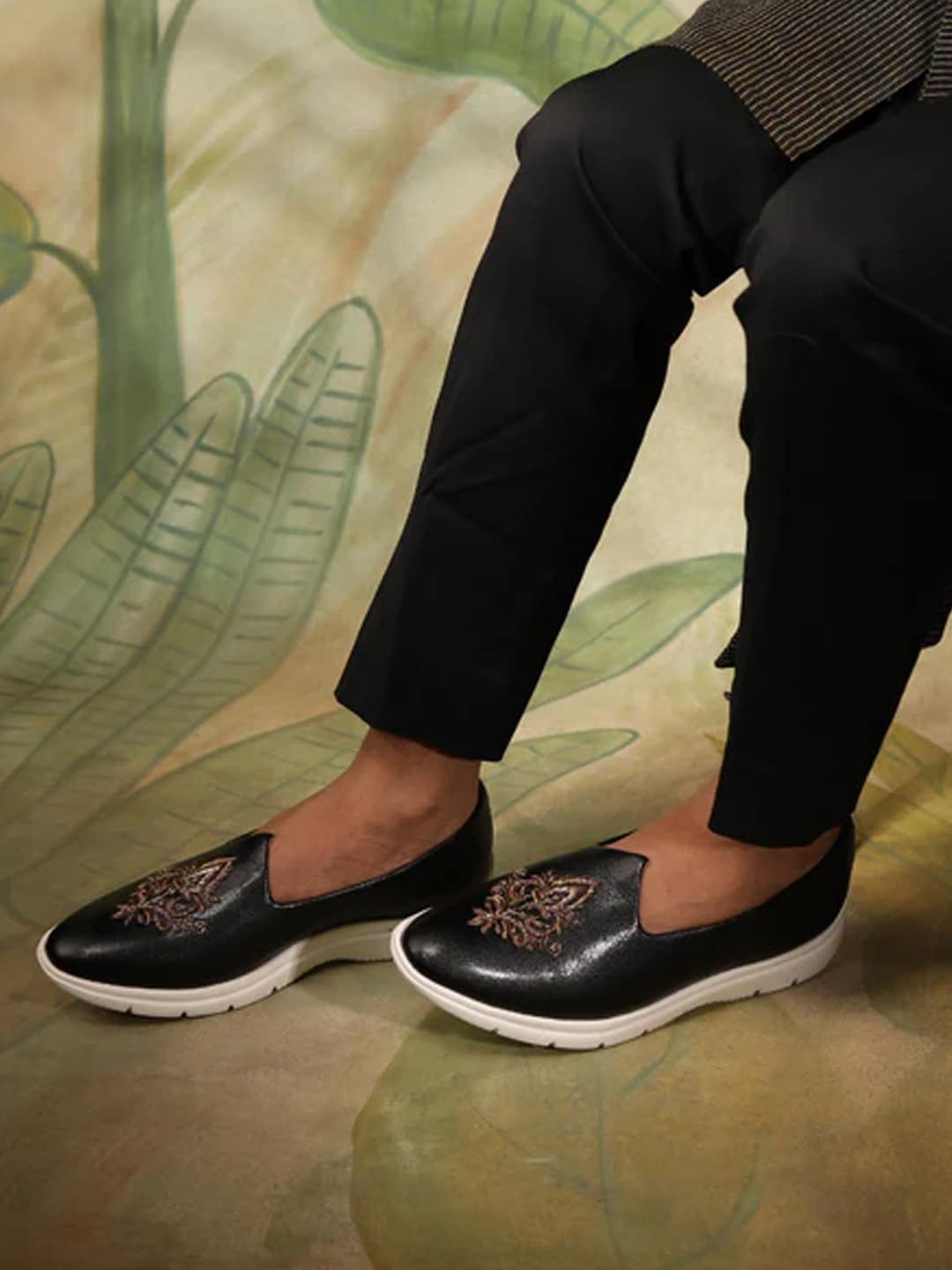 

MONKSTORY Men Embellished Mojaris, Black