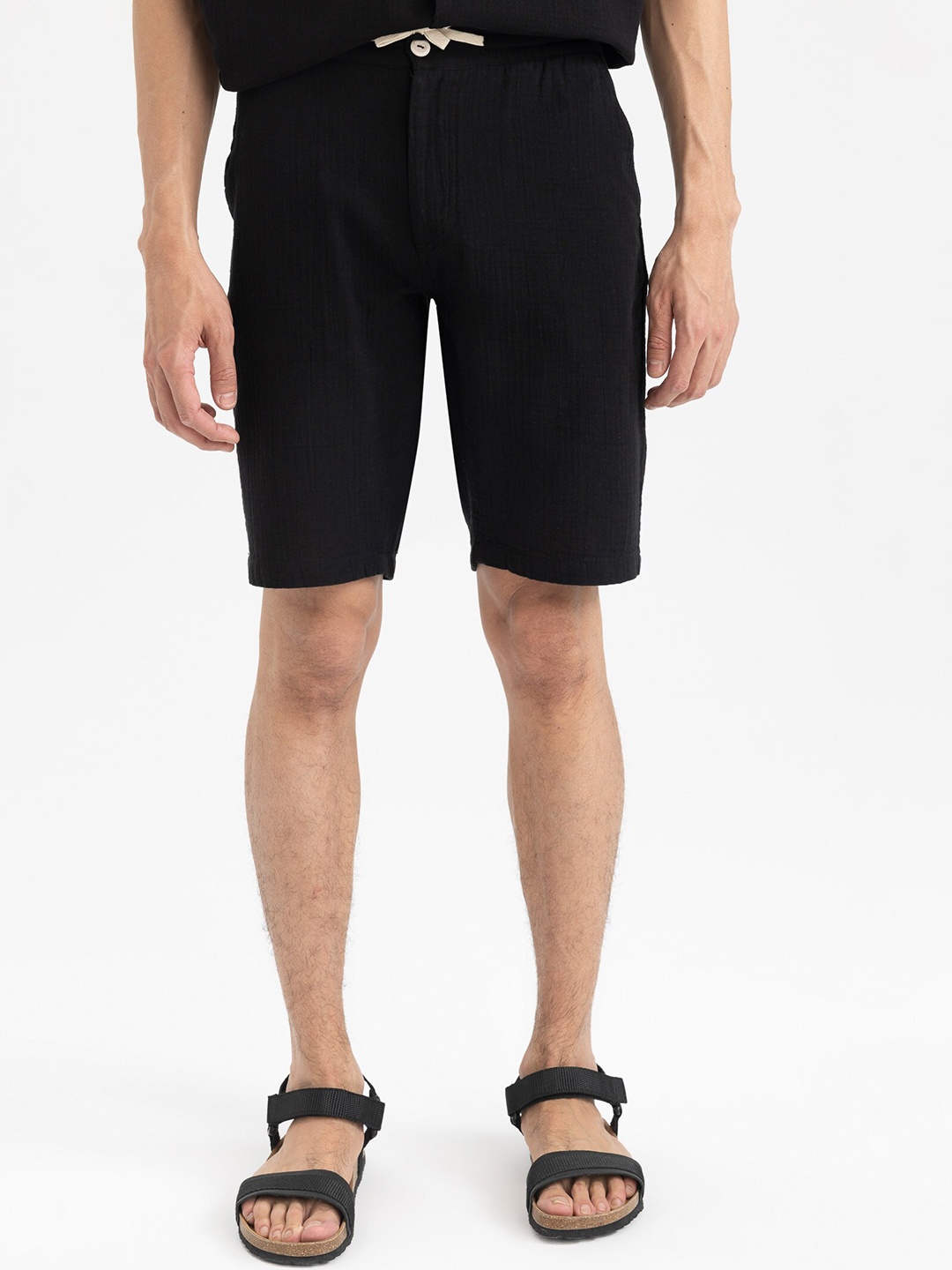 

DeFacto Men Mid-Rise Cotton Regular Shorts, Black