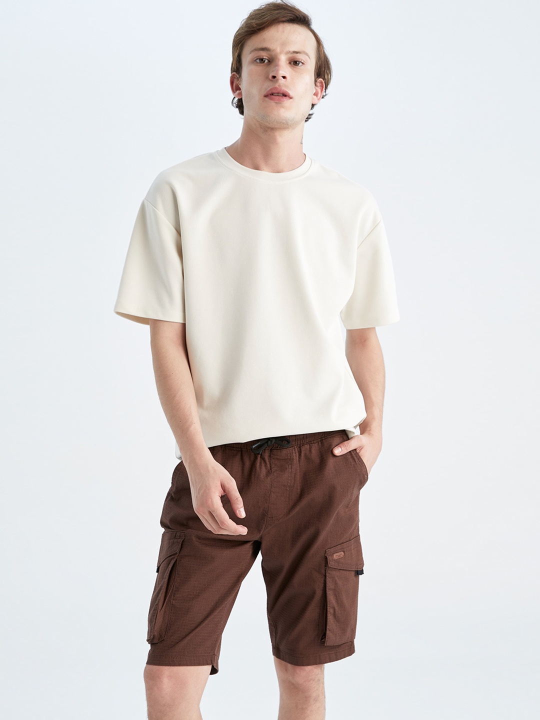 

DeFacto Men Mid Rise Cargo Shorts, Brown