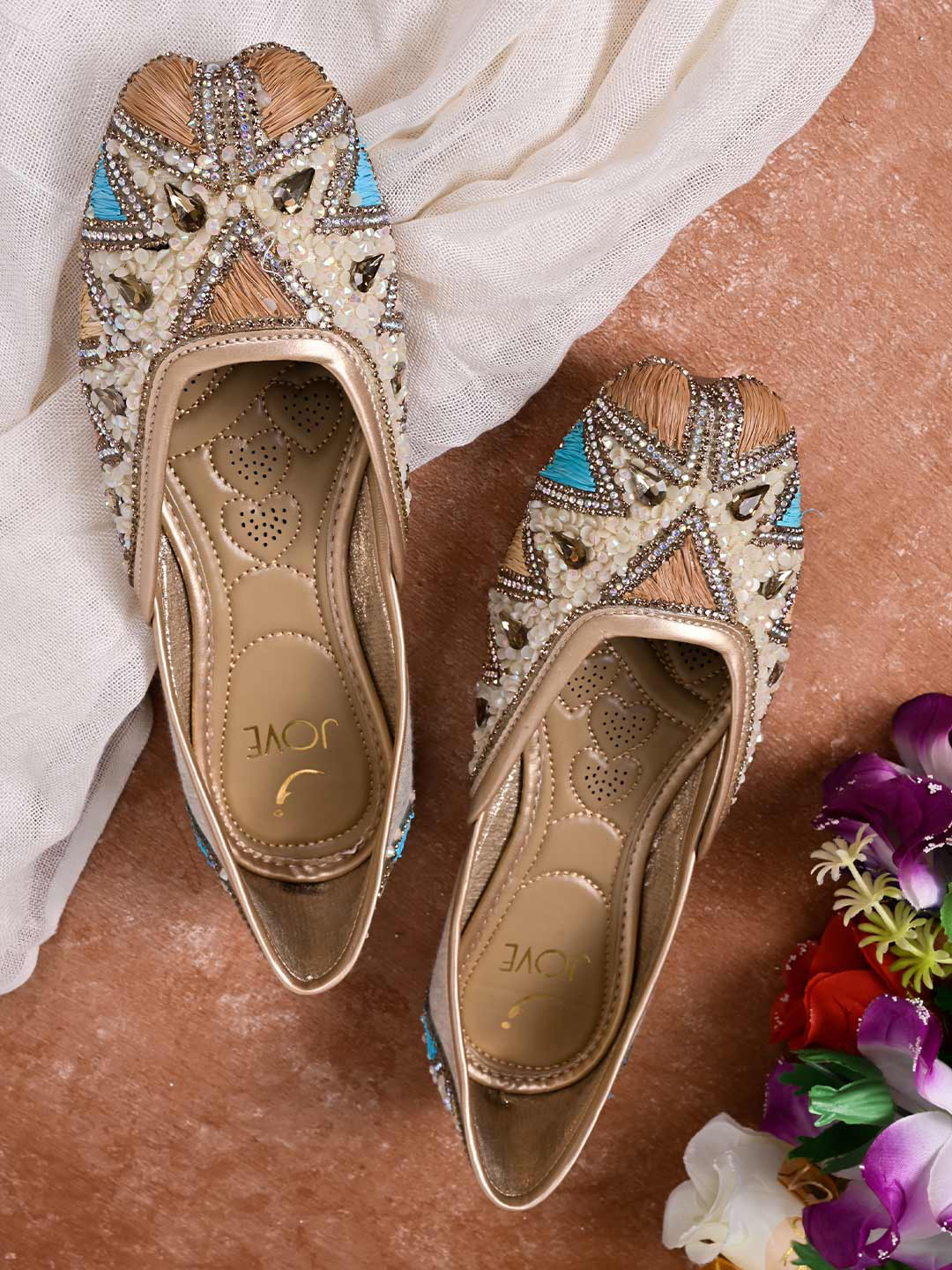 

Jove Embellished Ethnic Mojaris, Gold