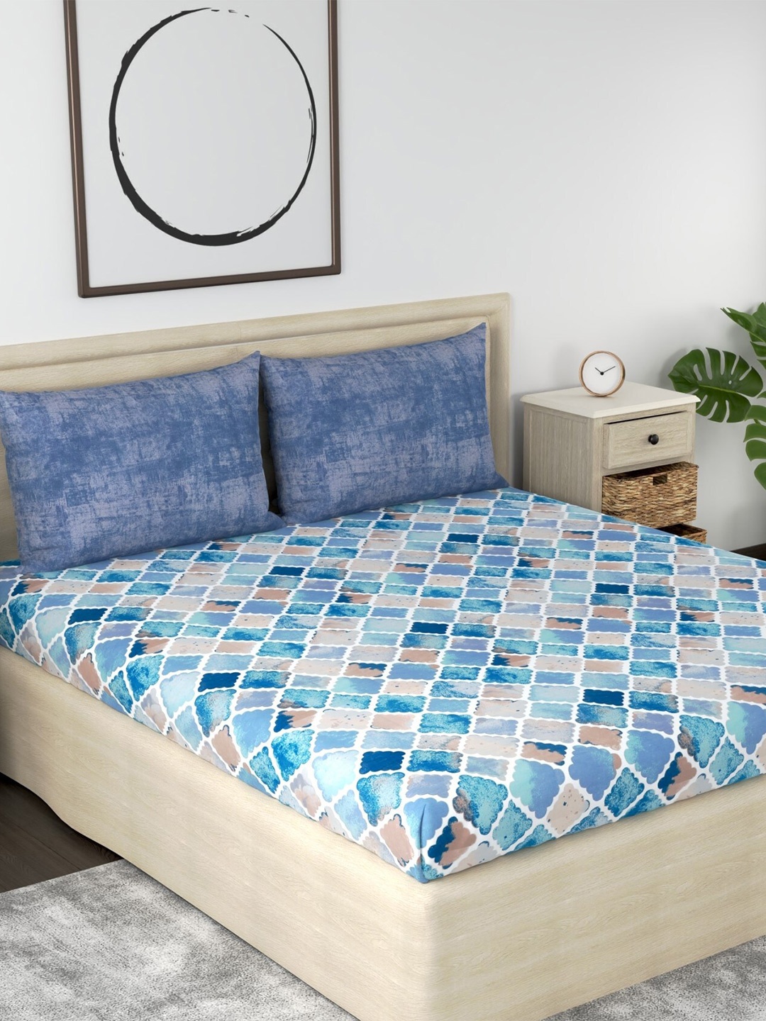 

Huesland Aspire Teal & White Geometric 186 TC Cotton King Bedsheet & 2 Pillow Covers