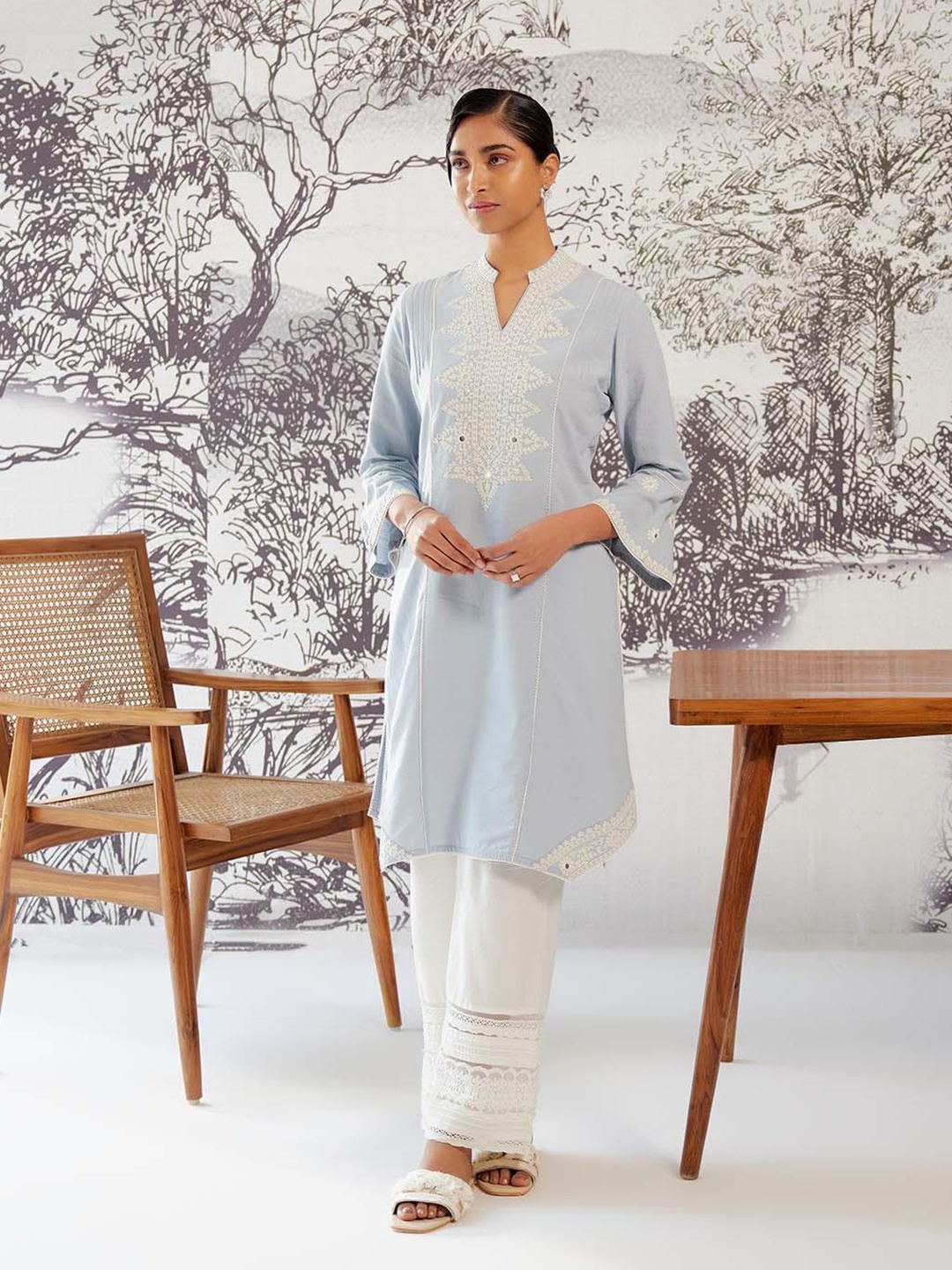 Lakshita Geometric Embroidered Mandarin Collar Pure Cotton Straight Kurta, Blue