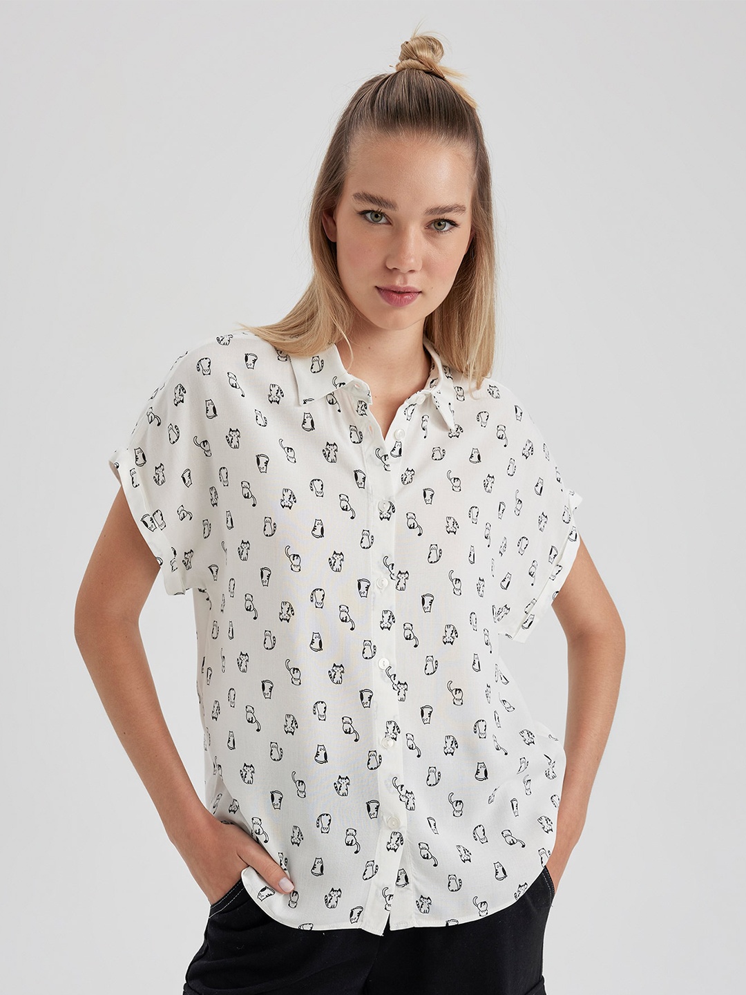 

DeFacto Conversational Printed Spread Collar Extended Sleeves Casual Shirt, White