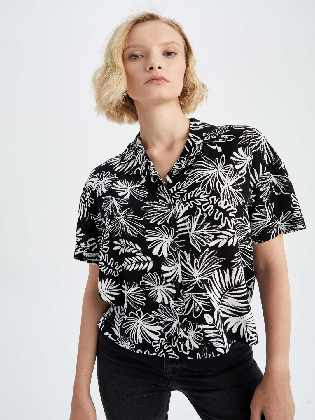 

DeFacto Tropical Printed Regular Casual Shirt, Black