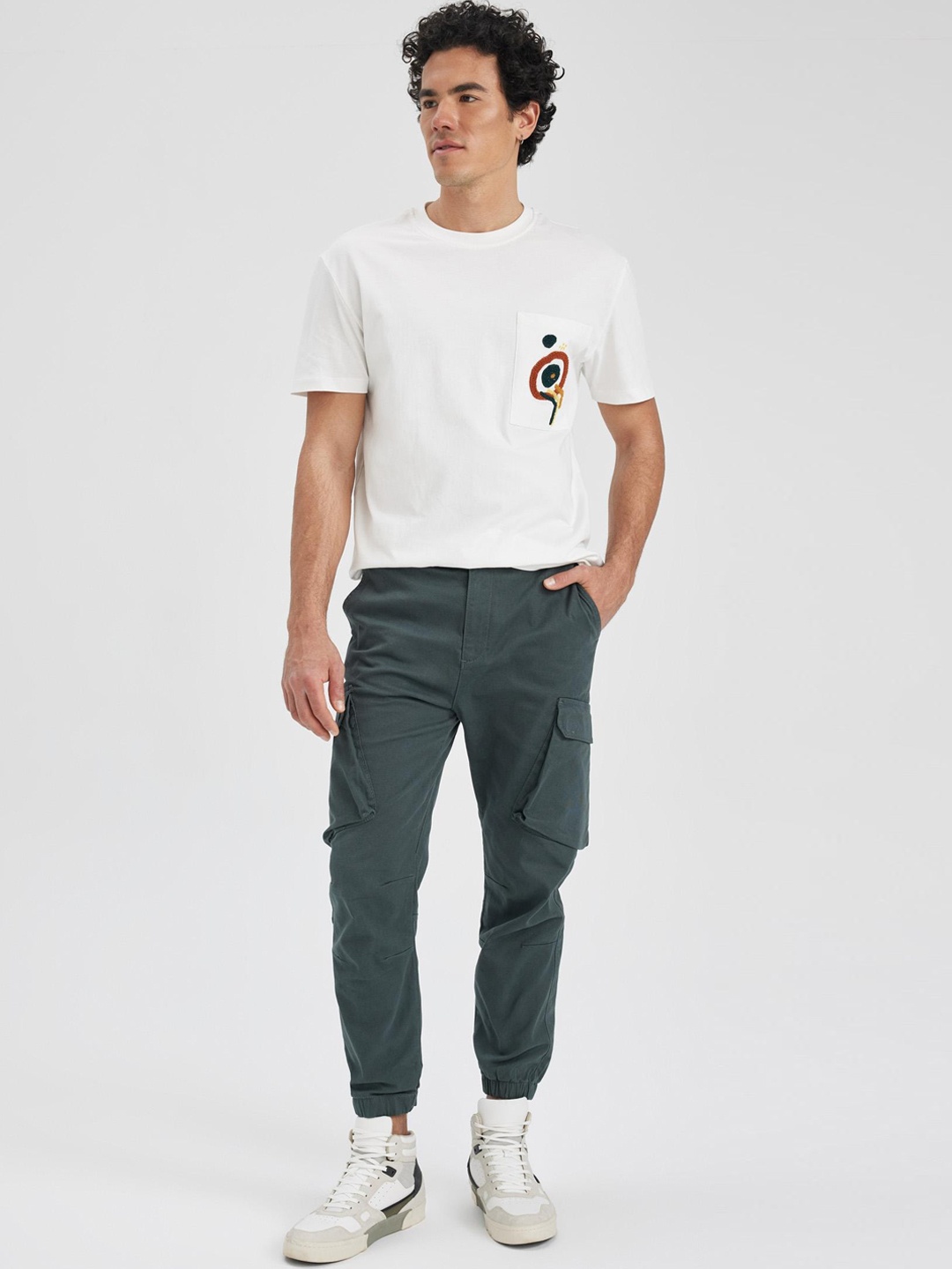 

DeFacto Men Mid Rise Plain Cargos Trousers, Grey