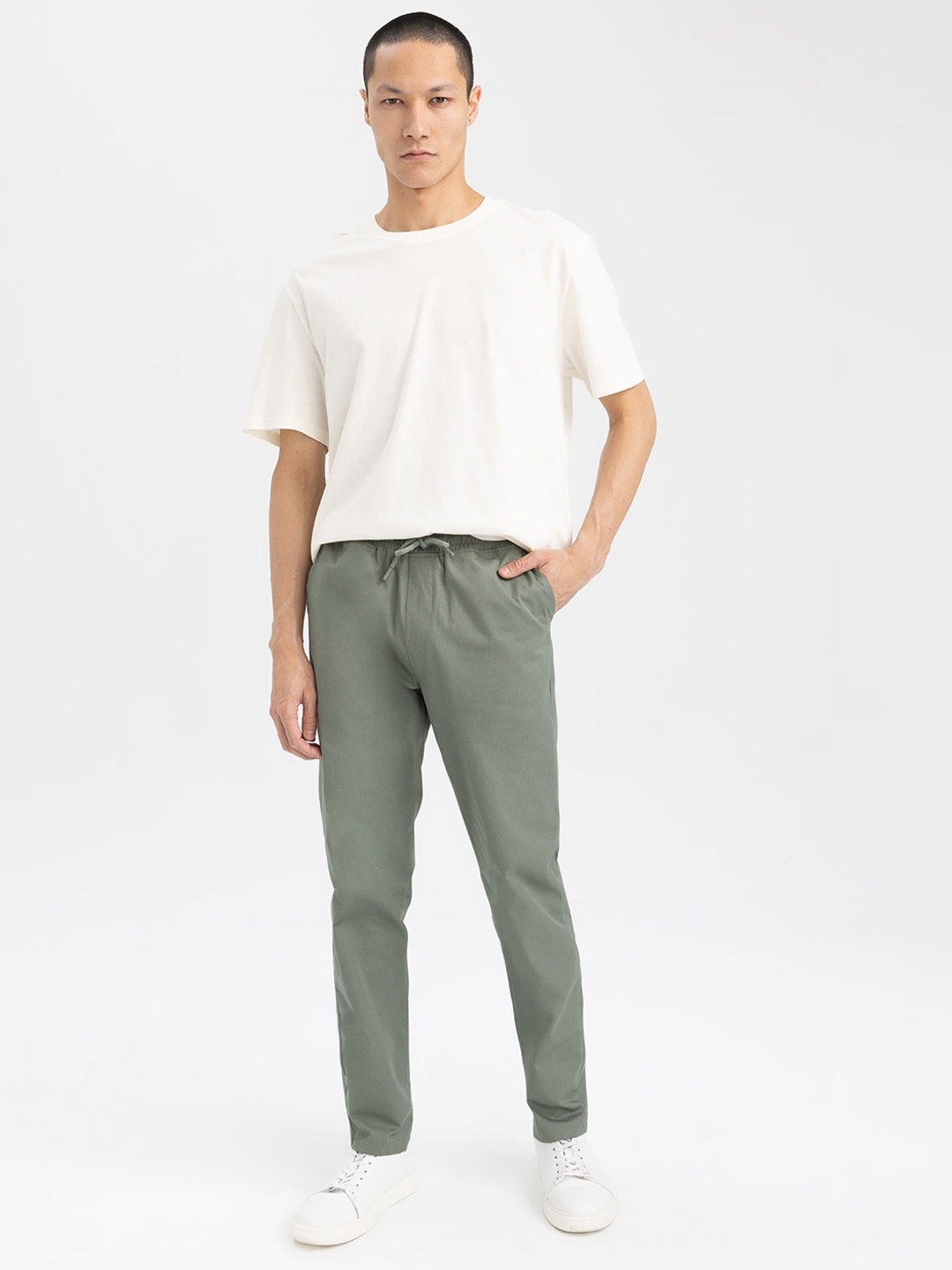 

DeFacto Men Mid Rise Plain Pure Cotton Trousers, Green