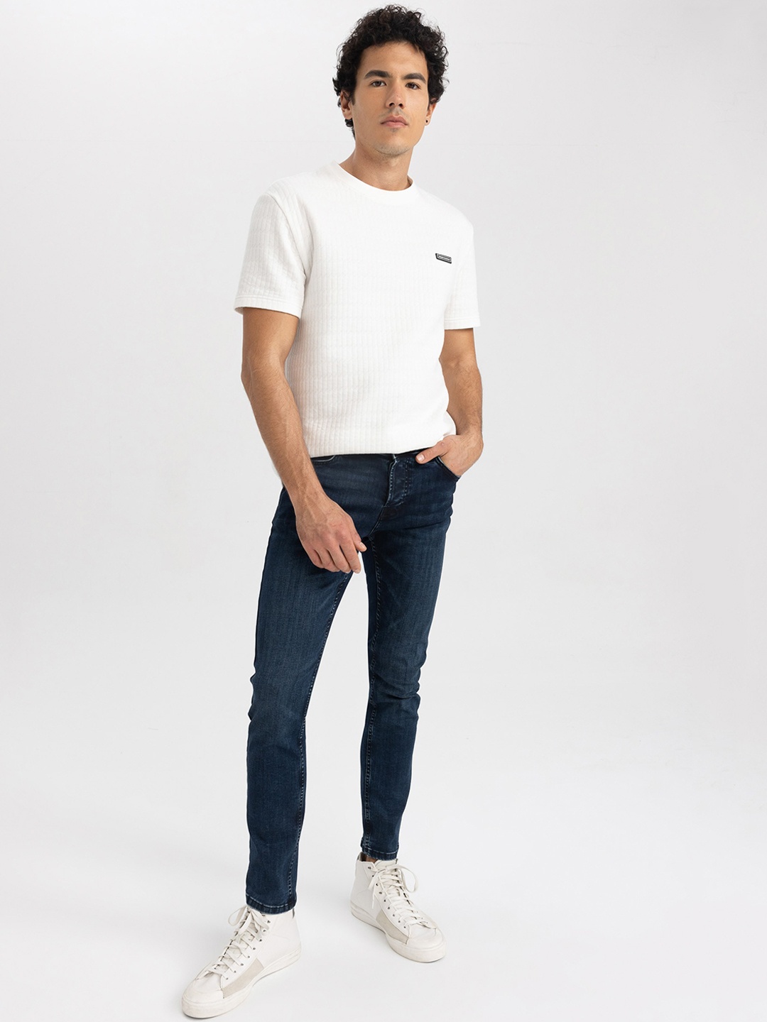 

DeFacto Men Mid-Rise Light Fade Jeans, Na