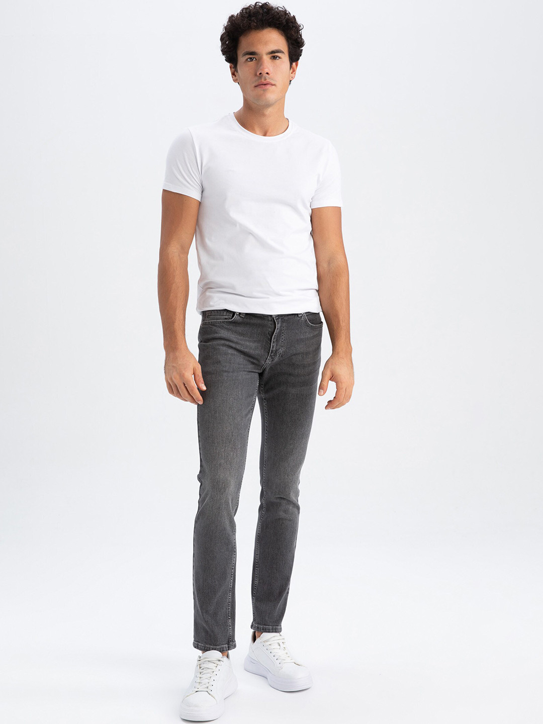 

DeFacto Men Mid-Rise Regular Fit Jeans, Na