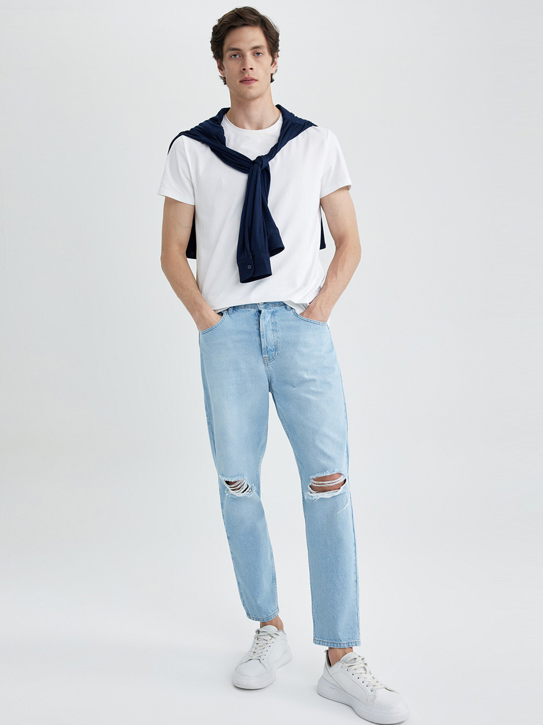 

DeFacto Men Mid-Rise Slash-Knee Pure Cotton Jeans, Blue