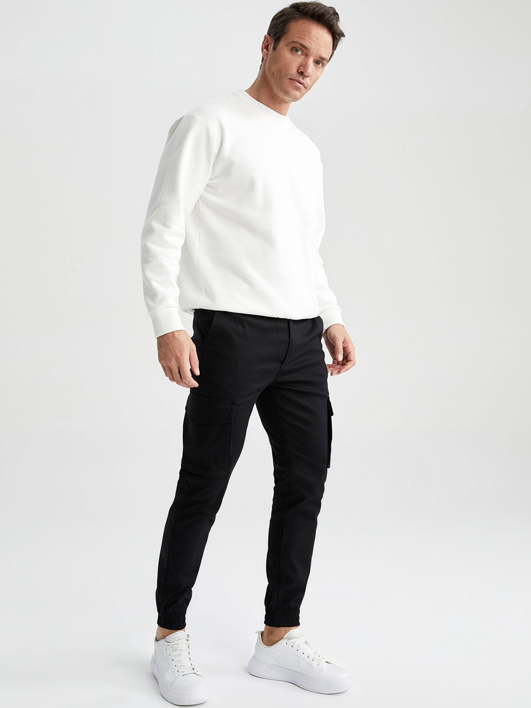 

DeFacto Men Mid Rise Plain Trousers, Black