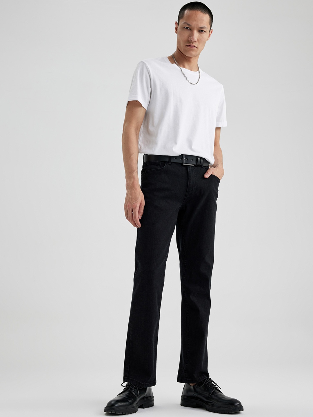 

DeFacto Men Mid-Rise Regular Trousers, Black