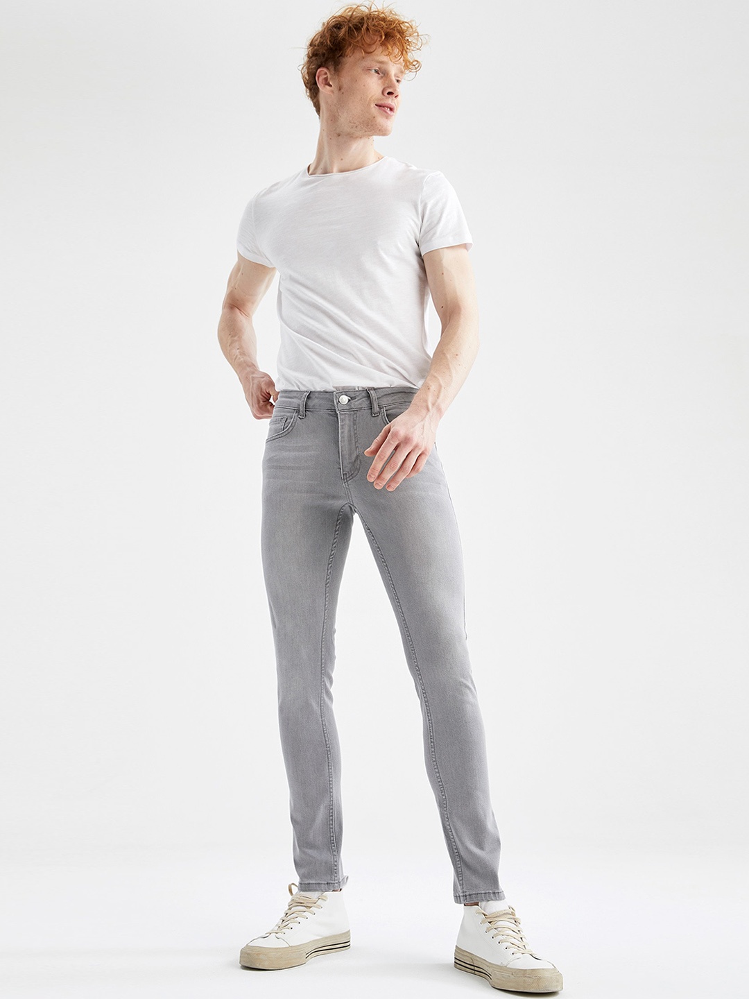 

DeFacto Men Mid-Rise Clean Look Light Fade Jeans, Grey
