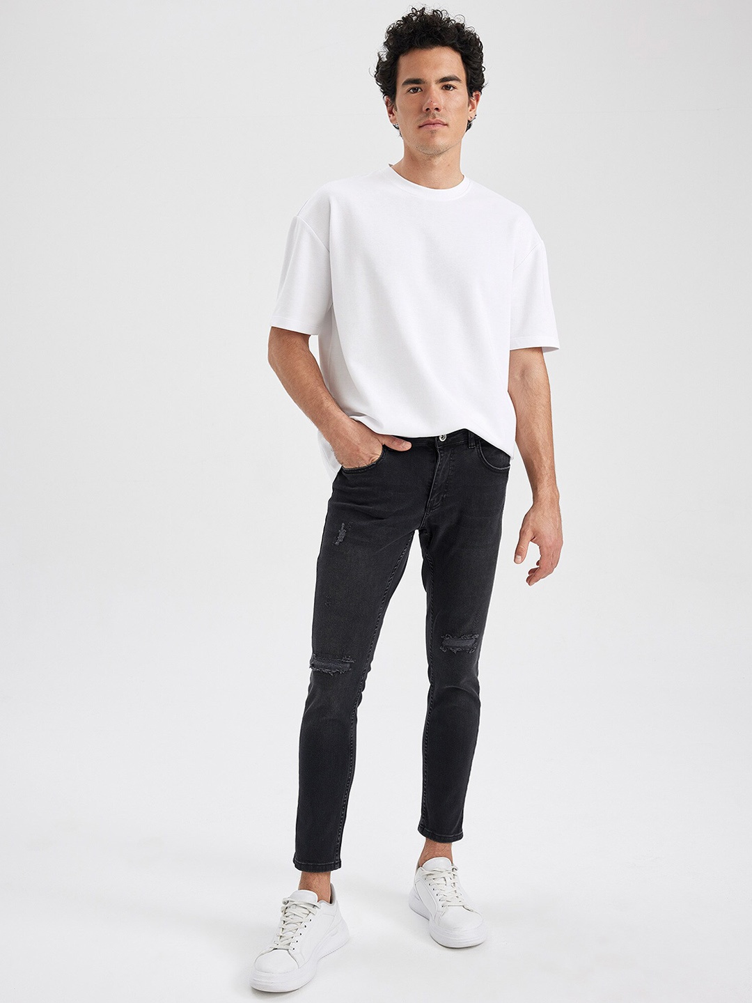 

DeFacto Men Mid-Rise Mildly Distressed Ripped Jeans, Black