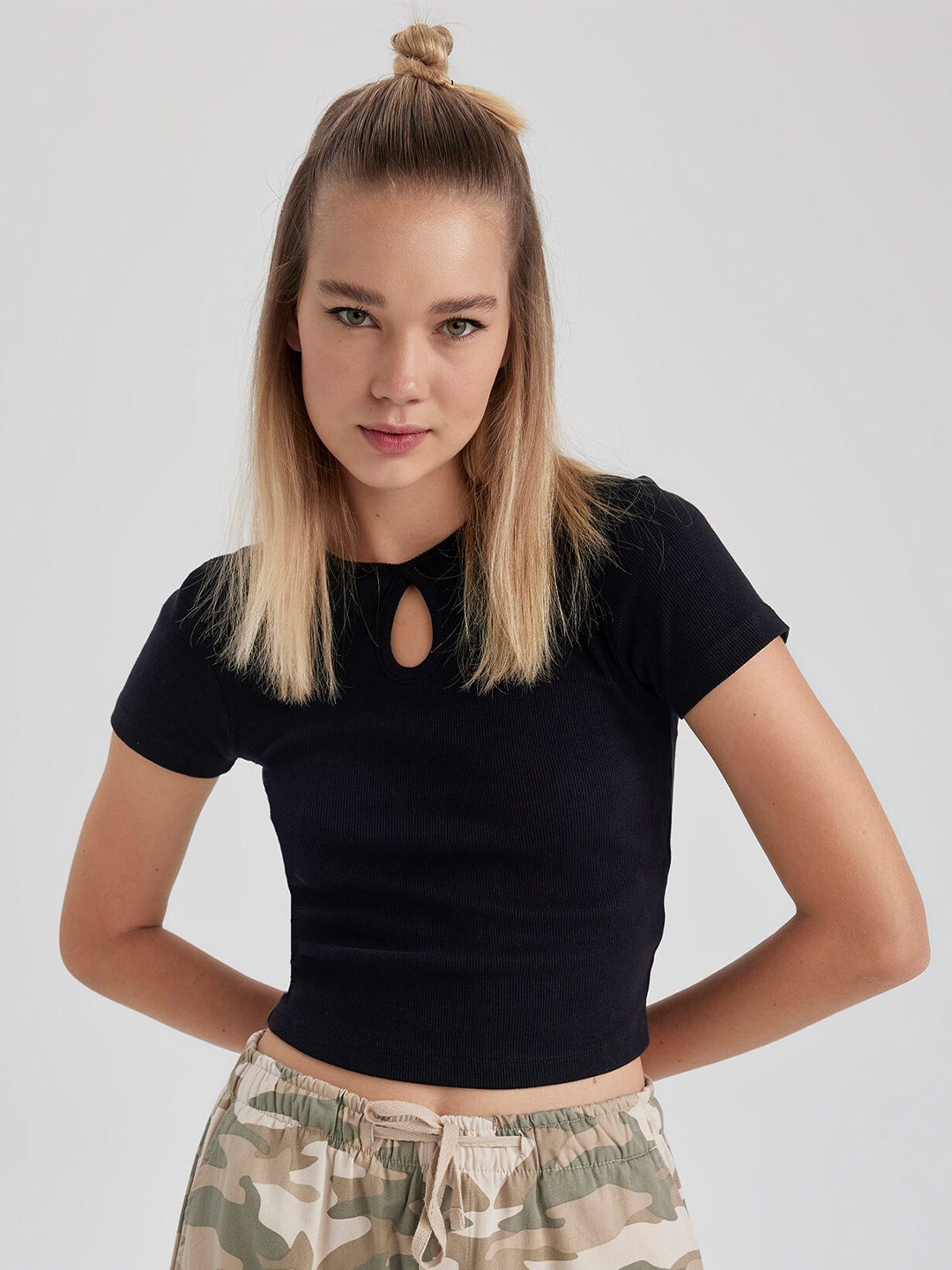 

DeFacto Keyhole Neck Cotton Regular Top, Black