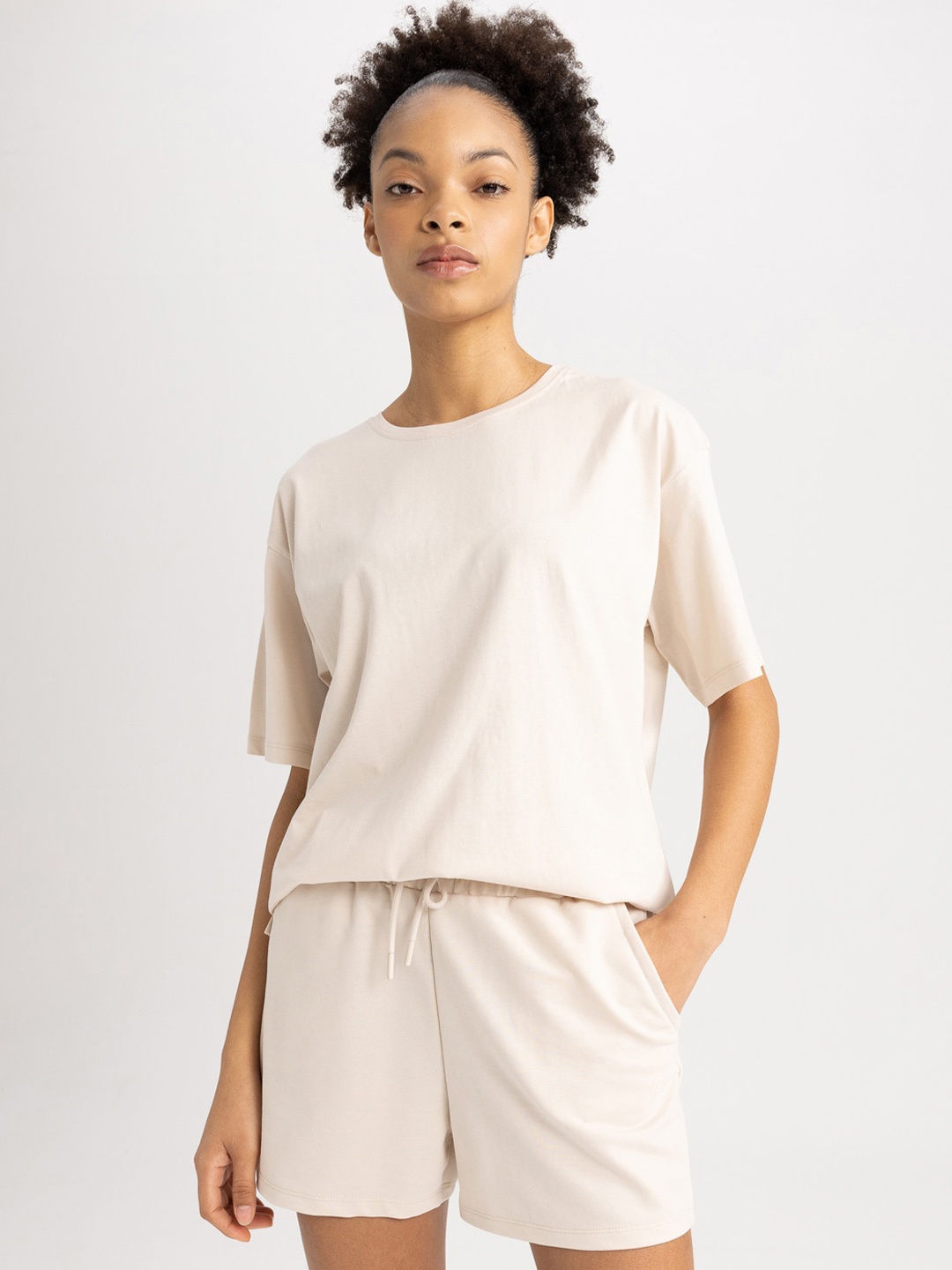 

DeFacto Women Mid Rise Shorts, Off white