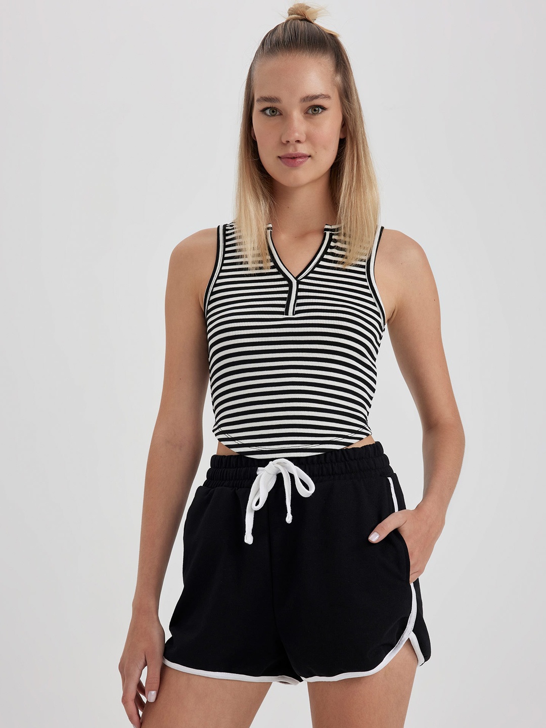 

DeFacto Women Regular Shorts, Black