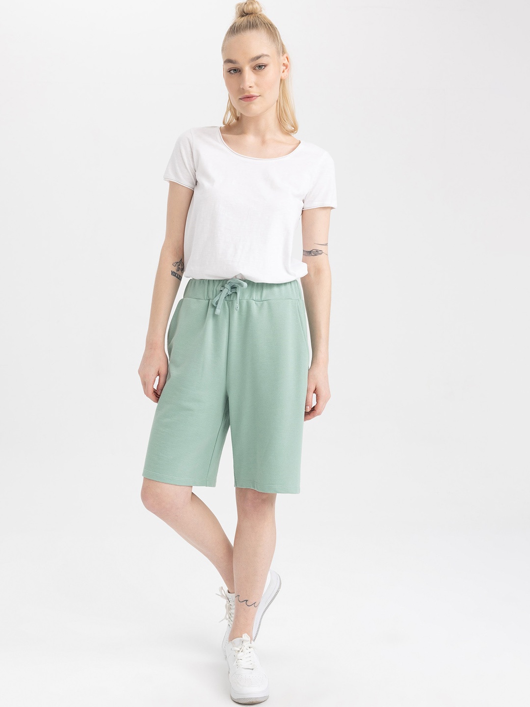 

DeFacto Women Mid-Rise Shorts, Green