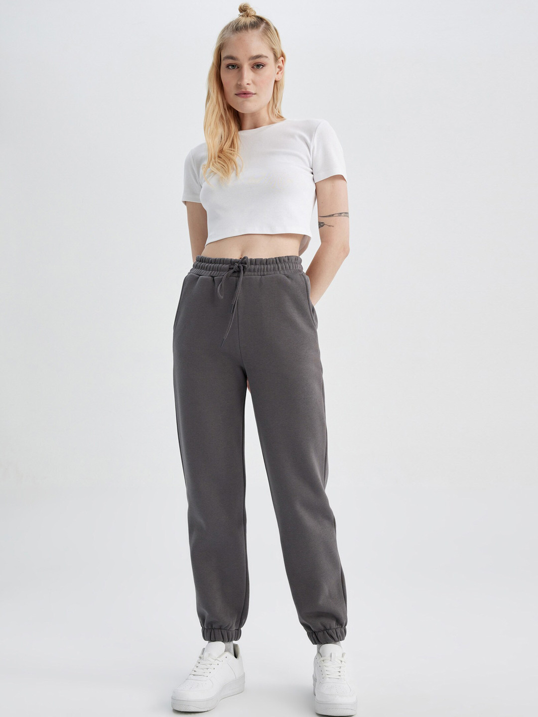 

DeFacto Women Mid-Rise Casual Joggers, Grey
