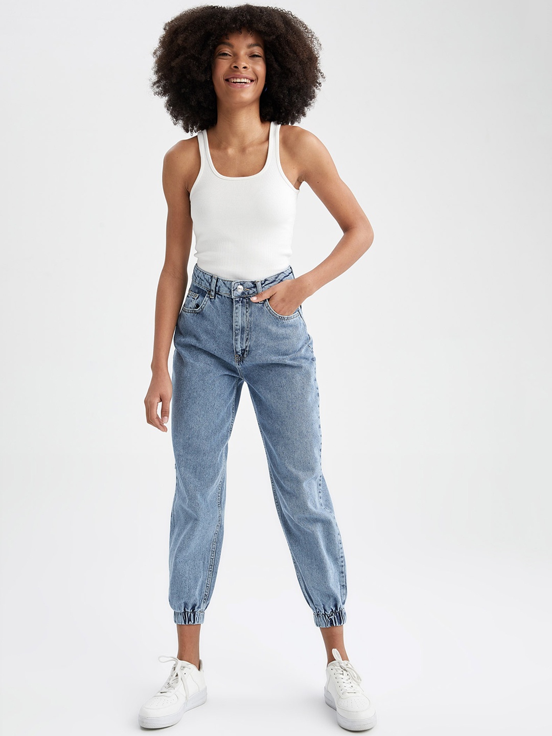 

DeFacto Women Jogger Fit Mid-Rise Clean Look Pure Cotton Jeans, Blue