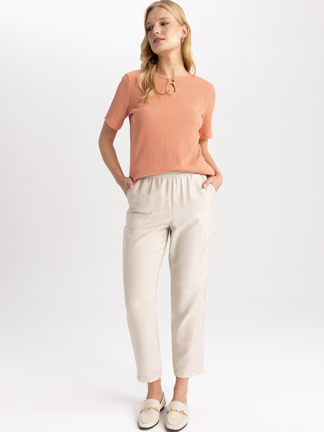 

DeFacto Women Slip-On Mid Rise Cropped Trousers, Cream