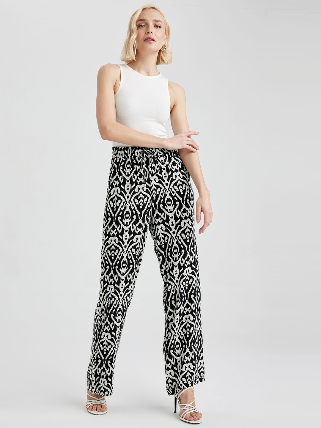 

DeFacto Women Abstract Printed Mid Rise Trousers, Black