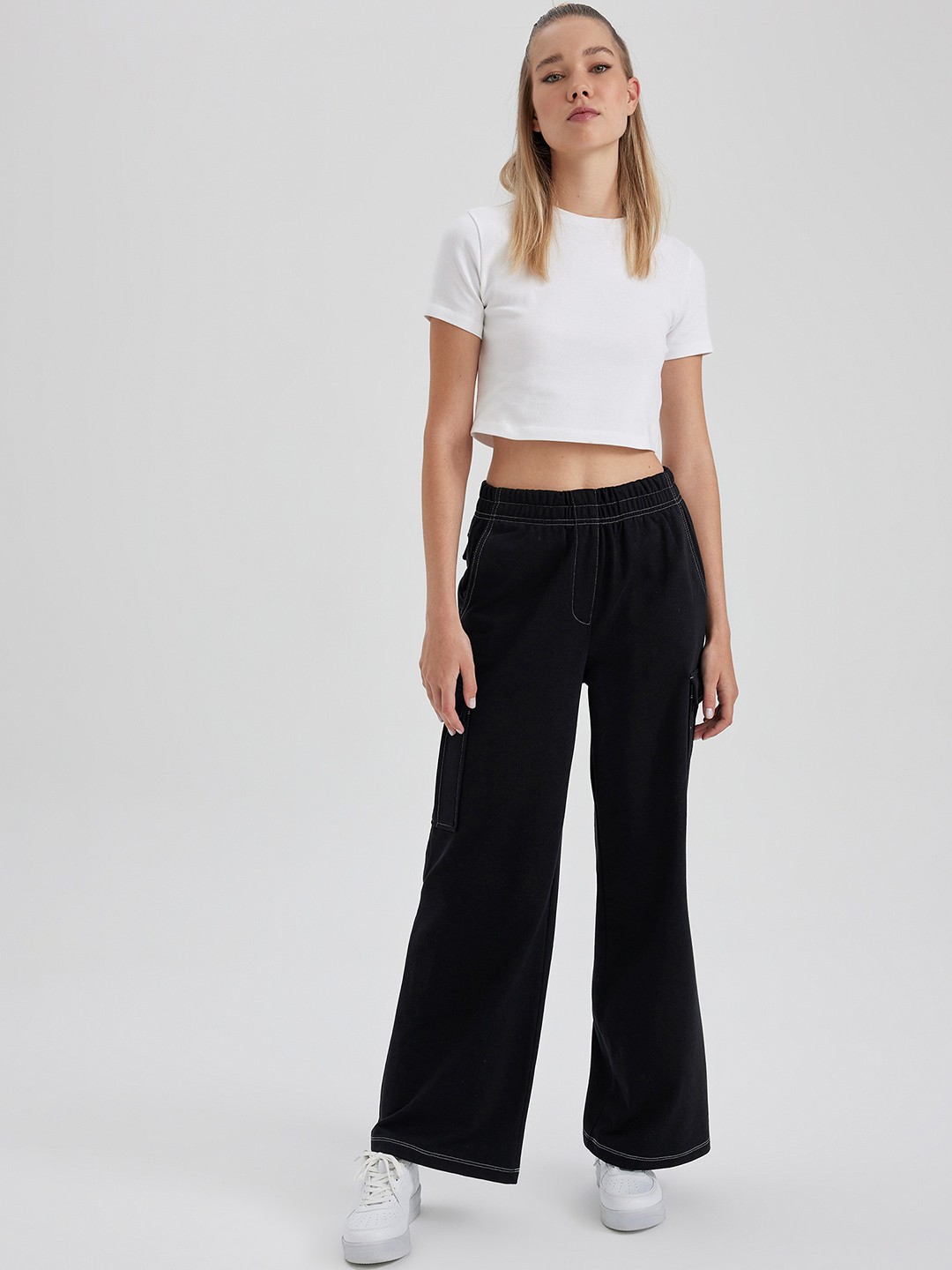 

DeFacto Women Mid-Rise Parallel Trousers, Black
