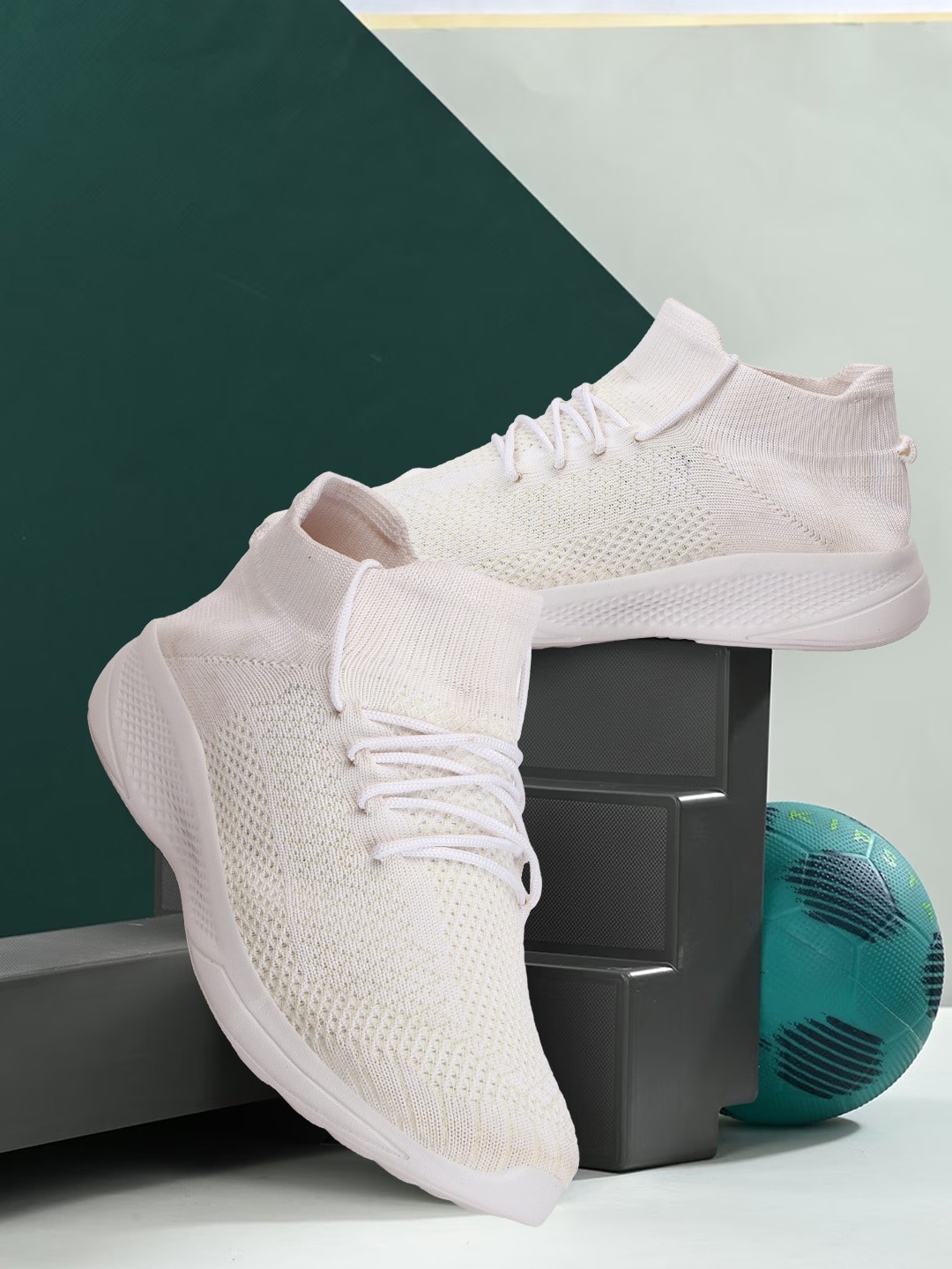 

HRX by Hrithik Roshan Men White Lightweight Comfort Insole Textile Basics Sneakers