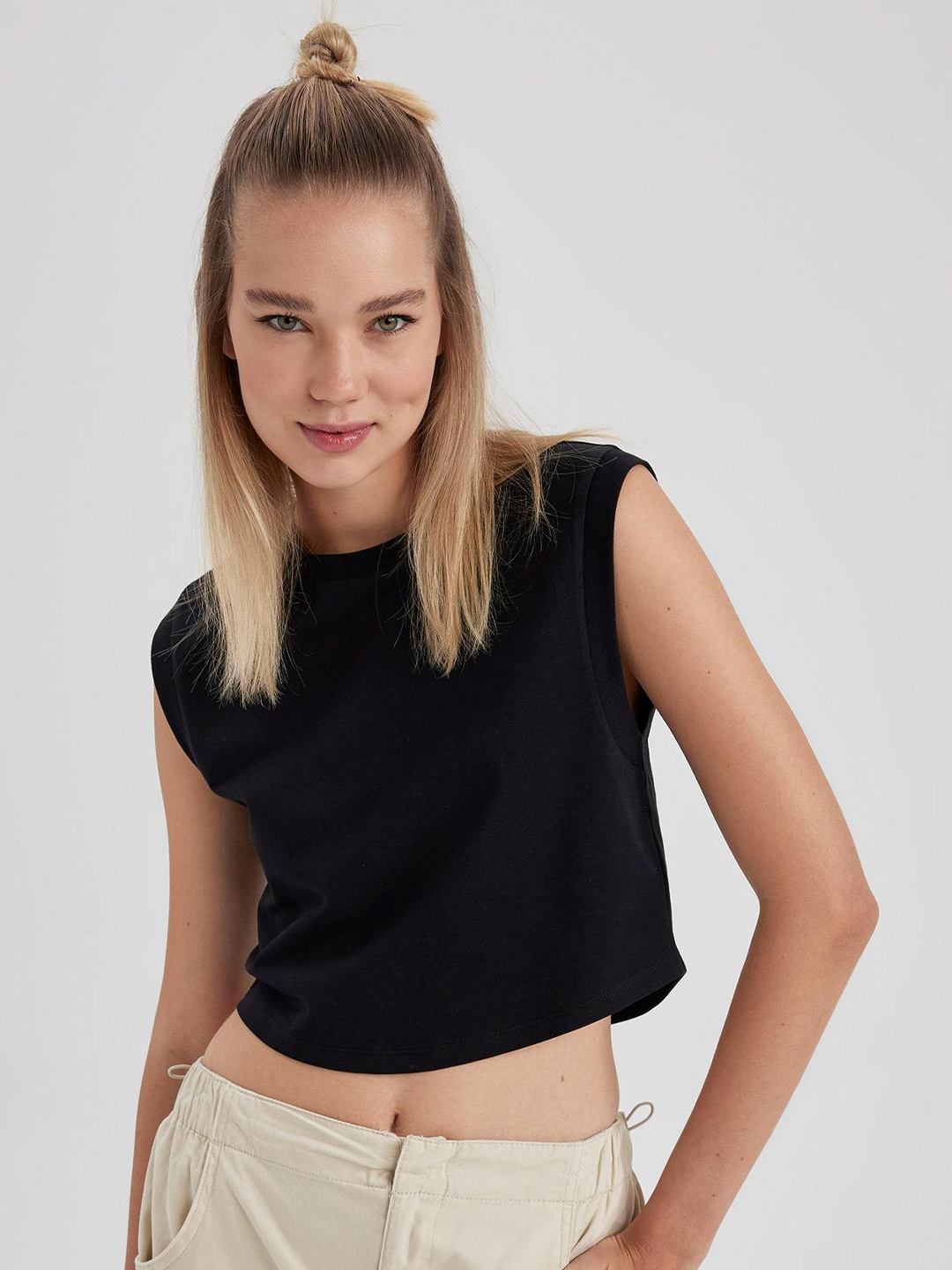 

DeFacto Round Neck Pure Cotton Crop Top, Black