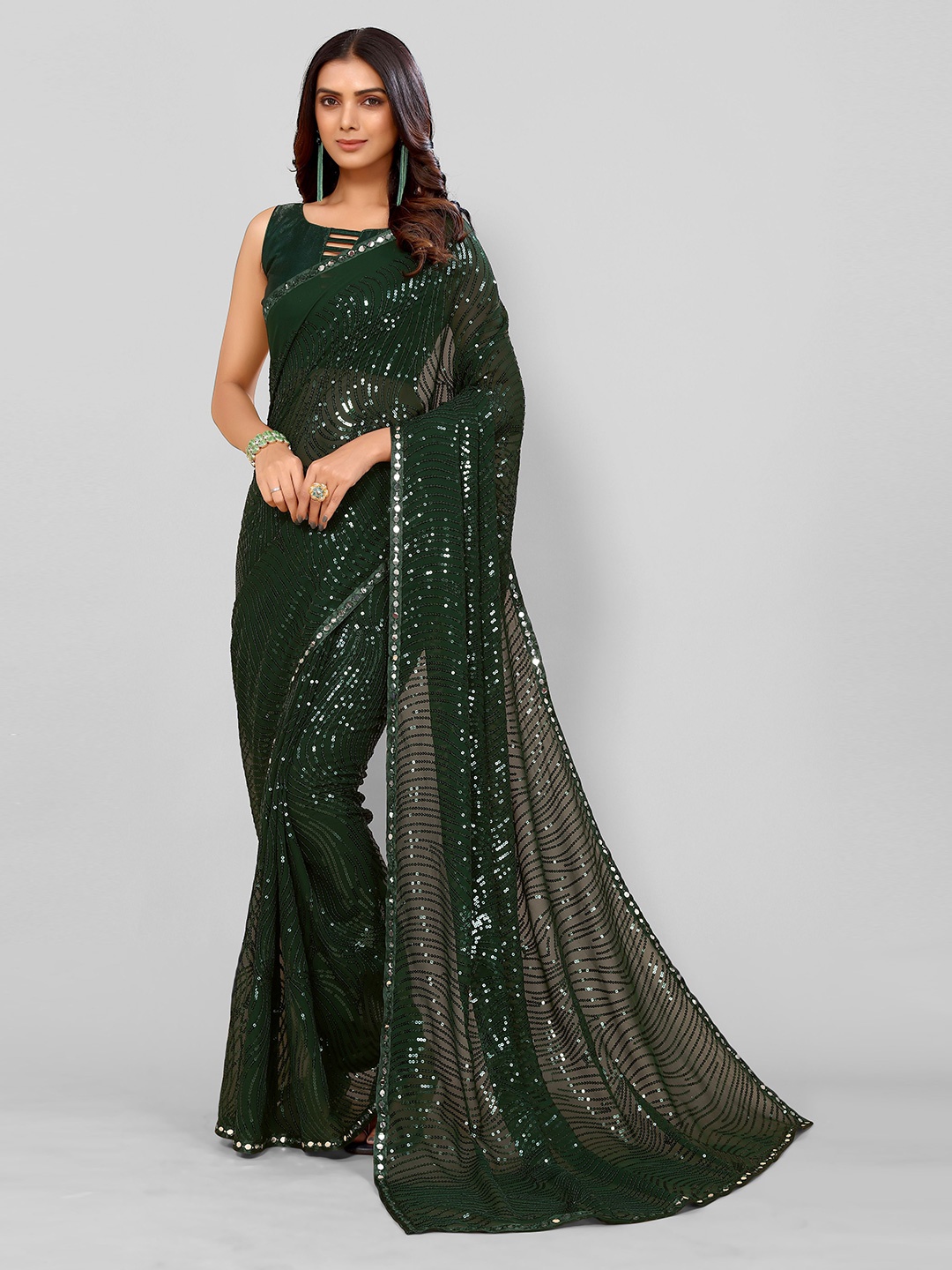 

DIVASTRI Embellished Sequinned Saree, Green
