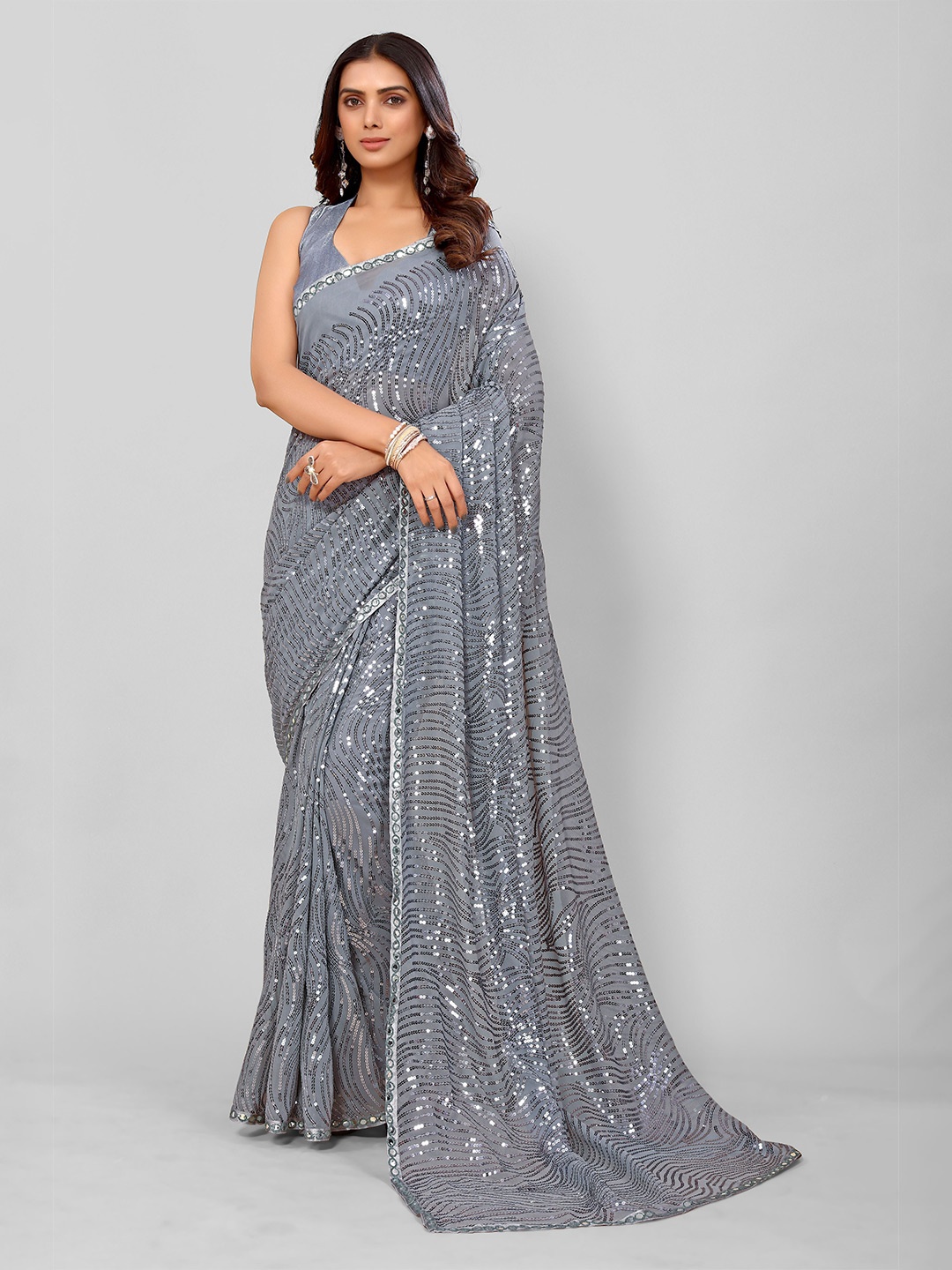 

DIVASTRI Embellished Sequinned Saree, Grey