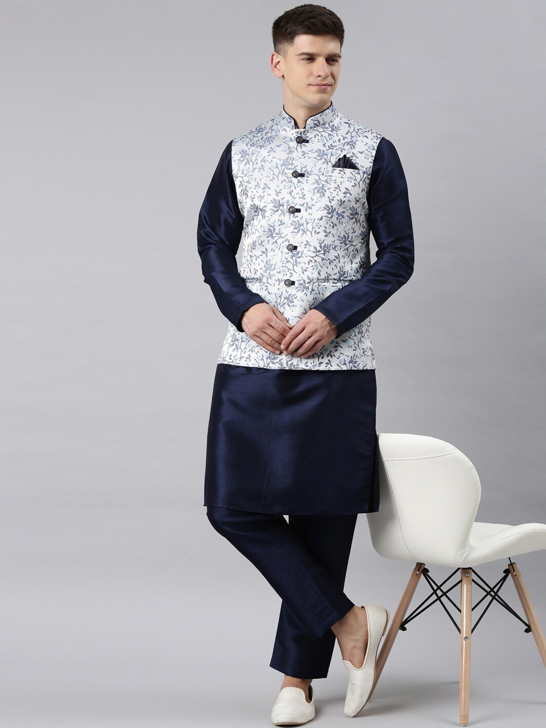 

TheEthnic.Co Woven Design Mandarin Collar Jacket Kurta With Pyjamas, Navy blue
