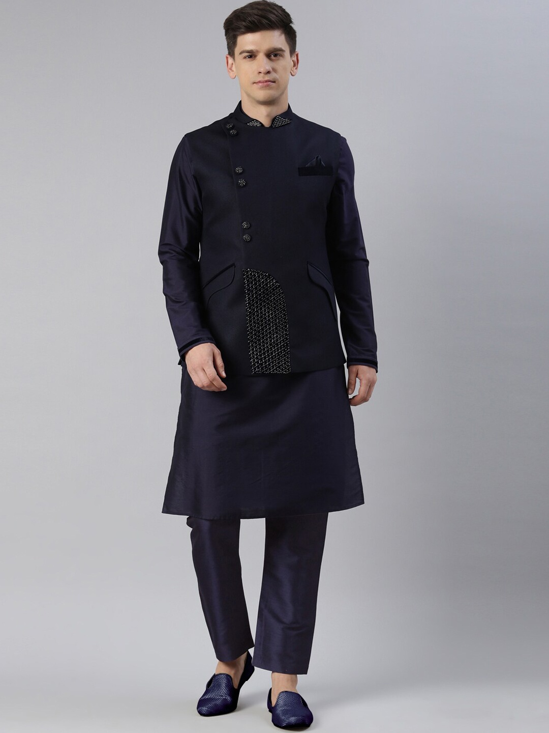 

TheEthnic.Co Mandarin Collar Kurta With Pyjamas & Nehru Jacket, Navy blue