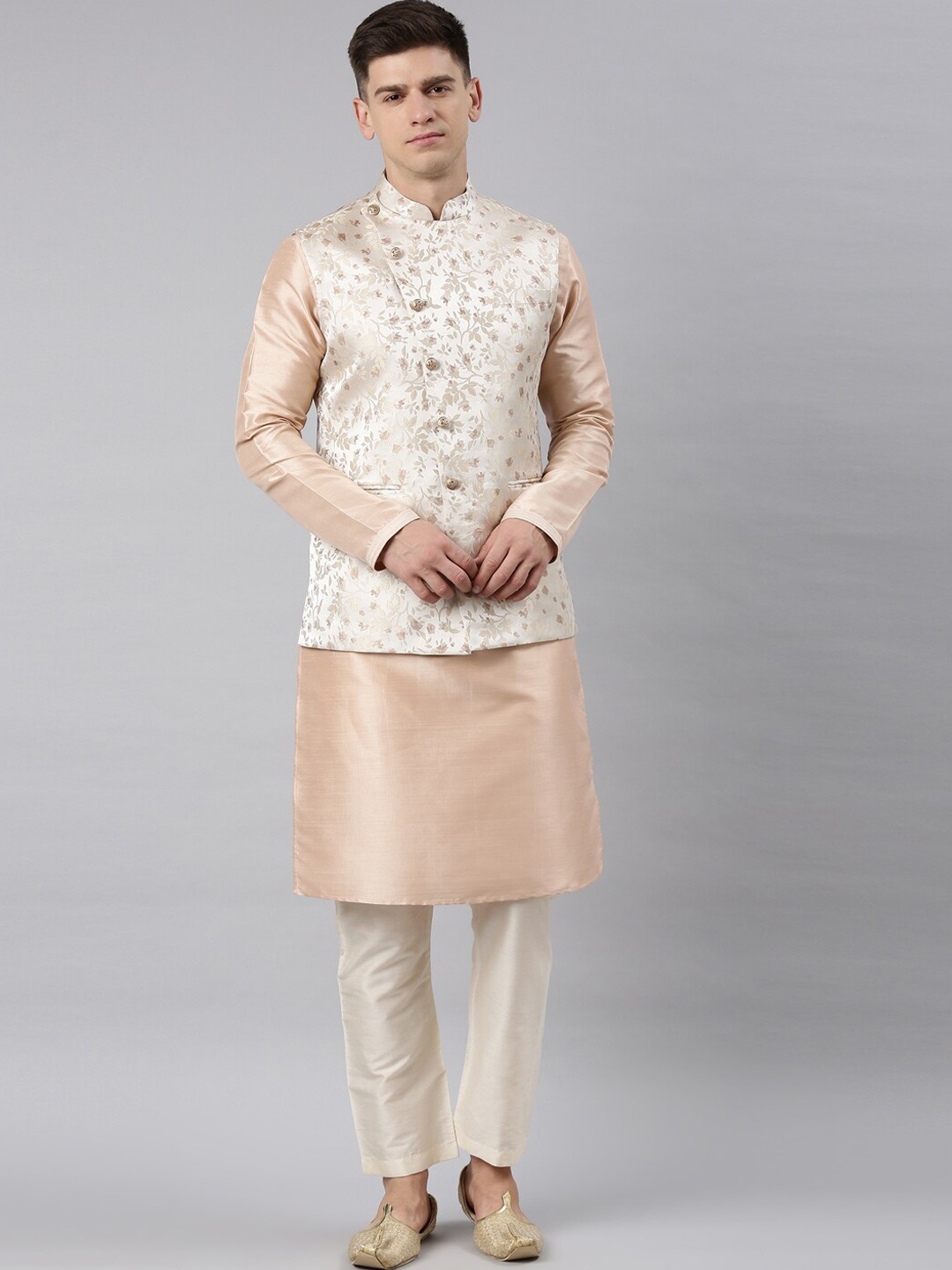

TheEthnic.Co Mandarin Collar Jacquard Kurta with Pyjamas & Nehru Jacket, Peach
