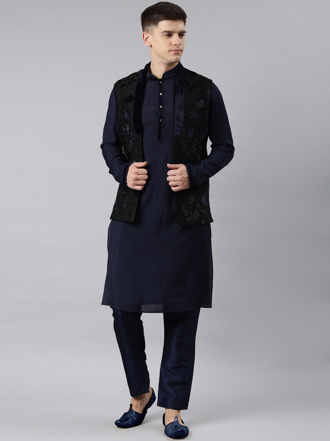 

TheEthnic.Co Mandarin Collar Kurta With Pyjamas & Jacket, Navy blue
