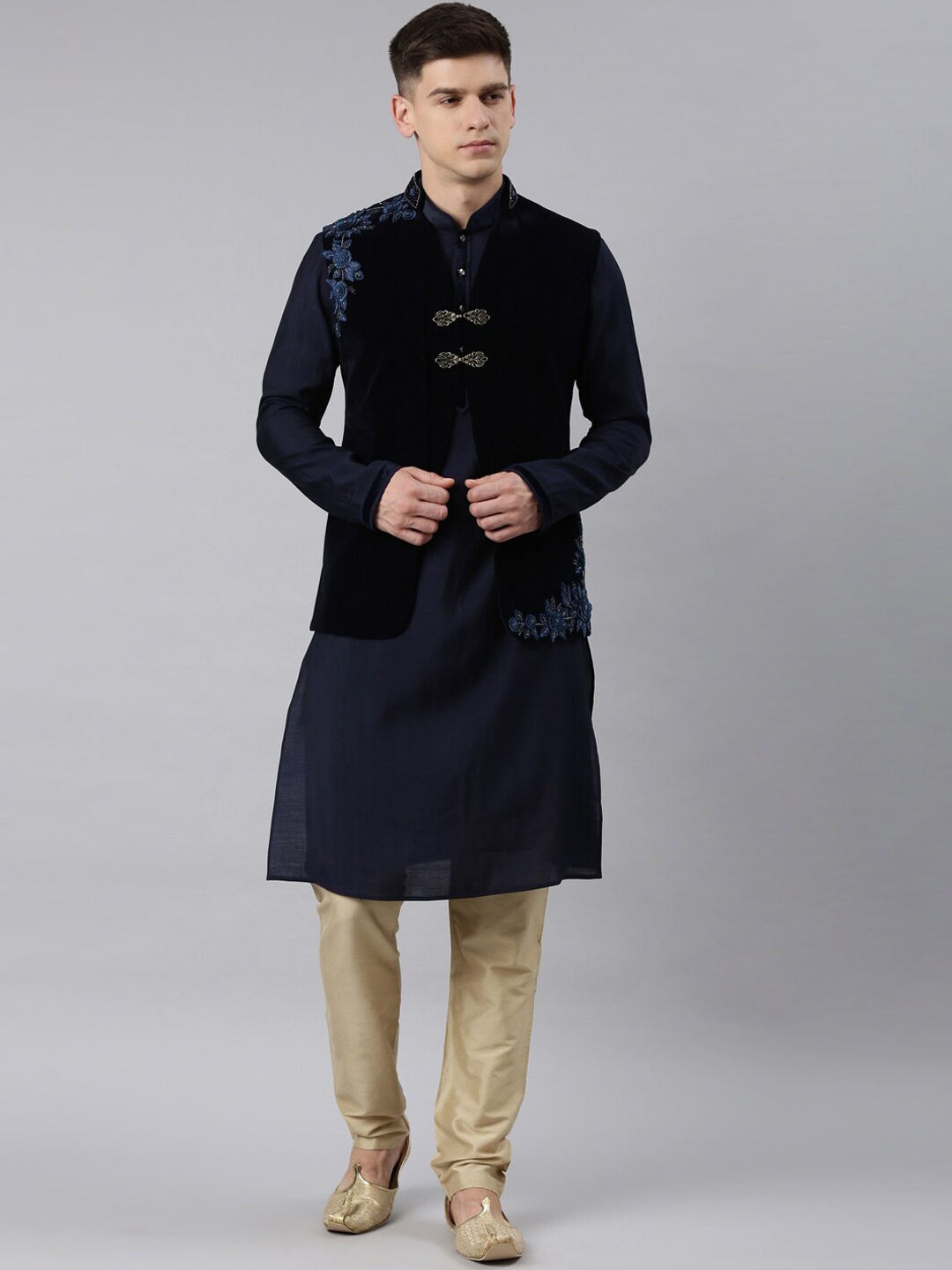 

TheEthnic.Co Mandarin Collar Velvet Kurta with Pyjamas & Nehru Jacket, Navy blue