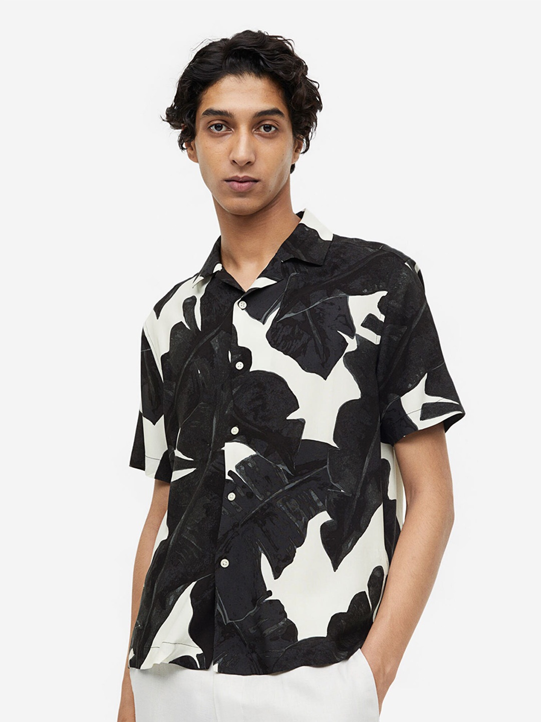 

H&M Men Relaxed Fit Patterned Resort Shirt, Black