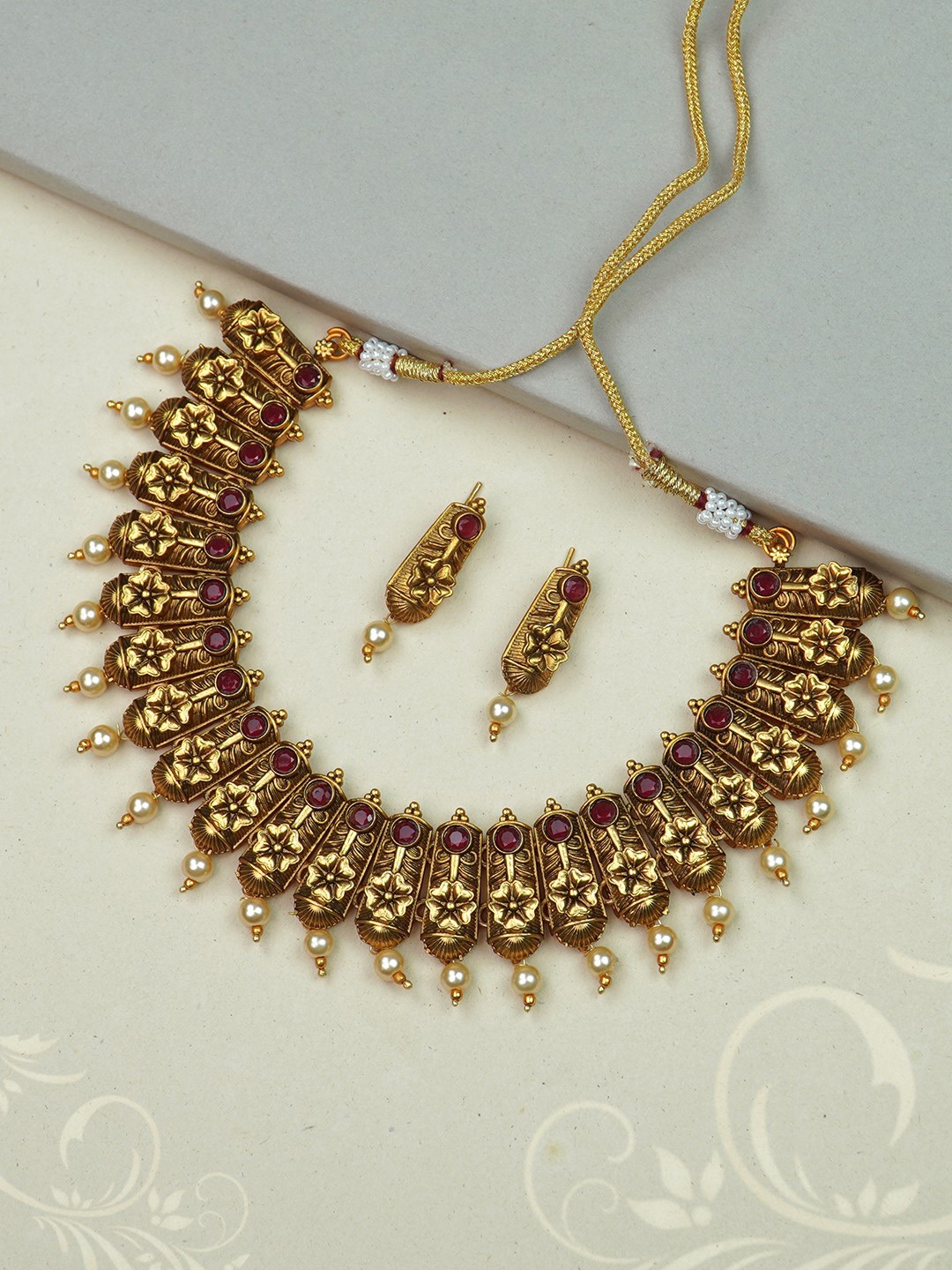 

Diksha collection Gold-Plated Stone Studded & Beaded Jewellery Set