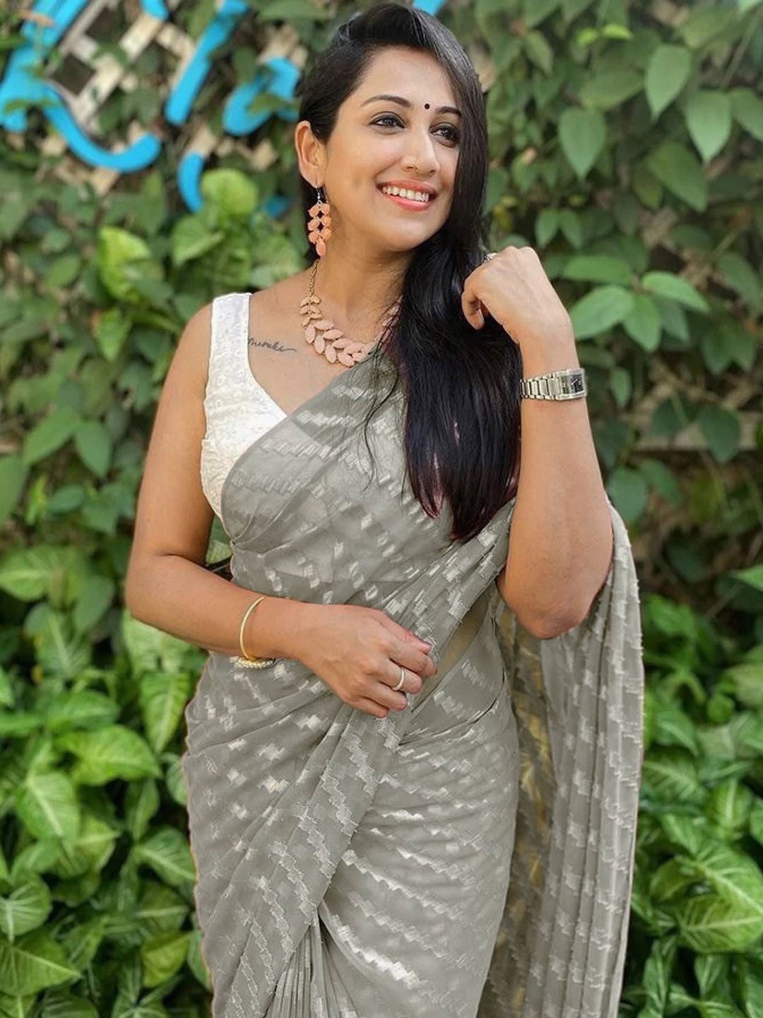 

Satrani Grey & Silver-Toned Abstract Woven Design Saree