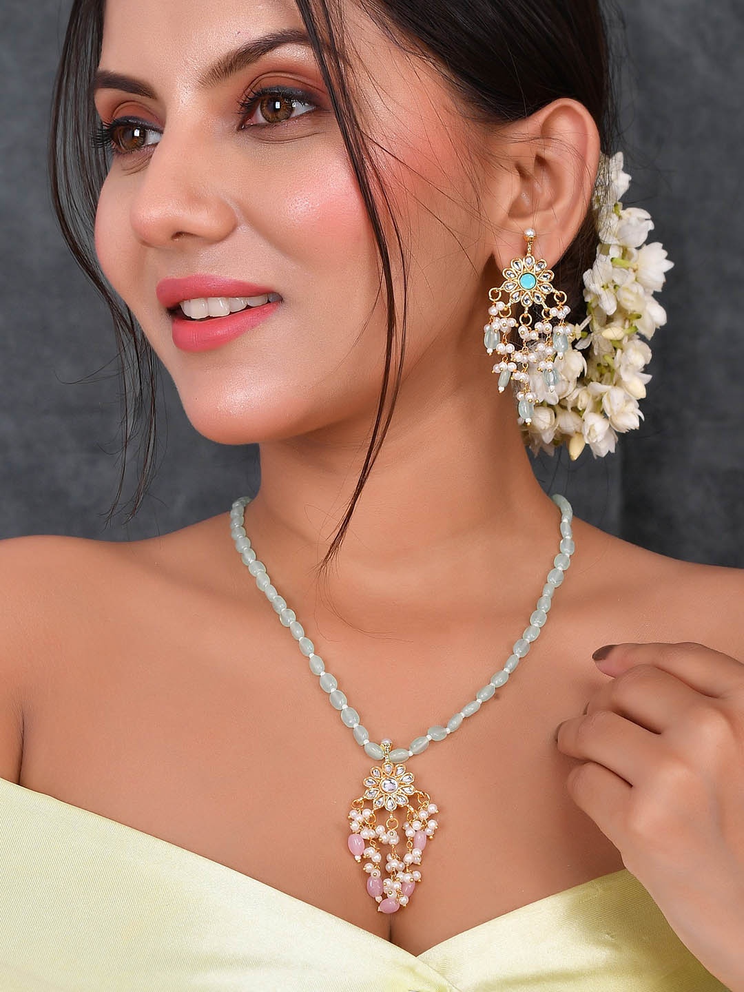 

DASTOOR Gold-Plated Kundan-Studded & Beaded Necklace & Earrings