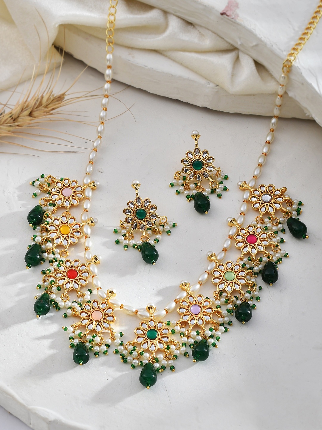 

DASTOOR Gold-Plated Kundan-Studded & Beaded Necklace & Earrings