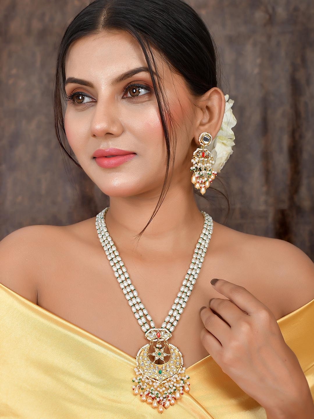 

DASTOOR Gold-Plated Kundan Studded & Beaded Jewellery Set