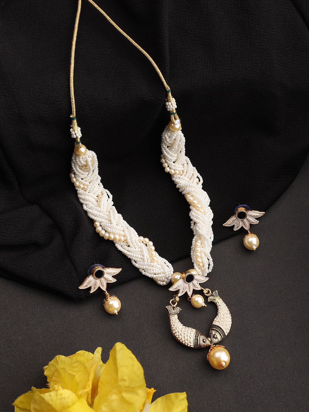 

ANIKAS CREATION Gold-Plated Kundan Studded & Beaded Jewellery Set