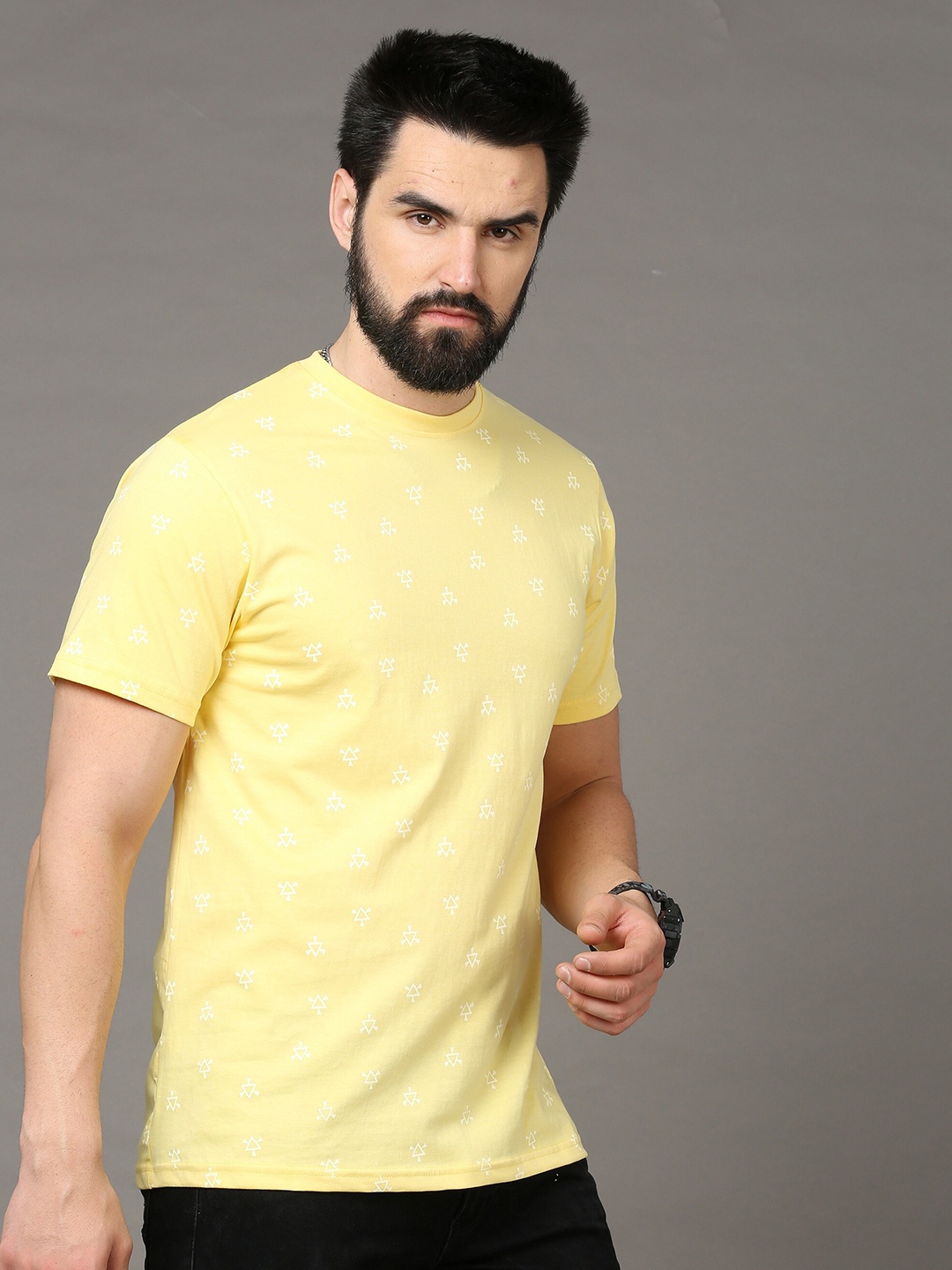 

CAZZBA Men Yellow Printed Pockets Slim Fit T-shirt