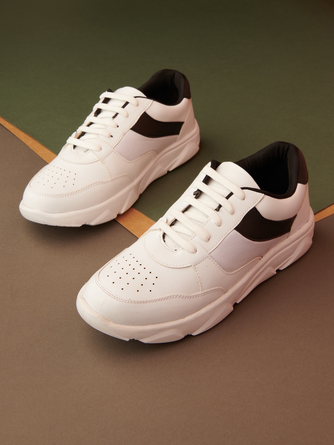 

HIGHLANDER COLORBLOCKED LACE-UP SNEAKERS, White