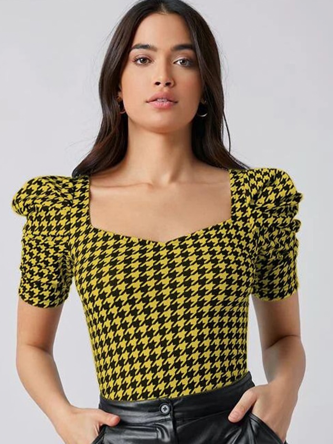 

RAJOVATI Geometric Printed Sweetheart Neck Puff Sleeves Fitted Top, Yellow
