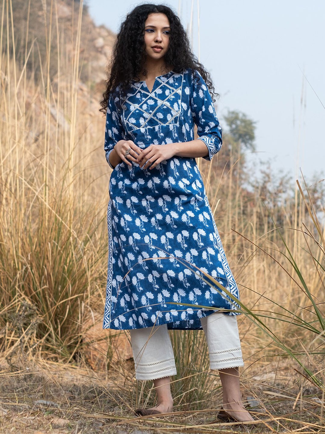

AKISO Floral Printed Pure Cotton Kurta with Trousers, Blue